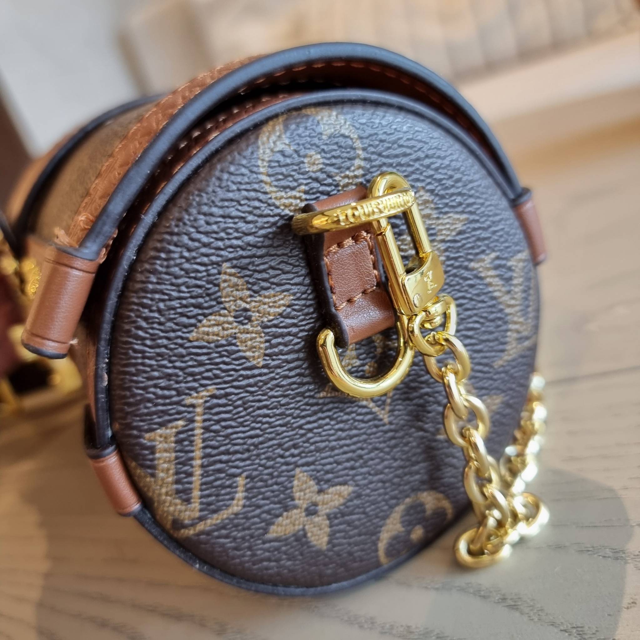 LV PAPILON TRUNK BAG กระเป๋าทรงสวย ดีไซน์หรู ไม่เหมือนใคร มีสายมาให้ 2 เส้น สายโซ่และสายหนังสปอร์ตเส้นใหญ่ วัสดุหนังแคนวาส เปิดปิดด้วยตัวกดล็อค ภายในโล่งกว้าง ใส่ของได้สบายๆที่สำคัญ ใบจริงสวยสุดคุ้ม งานหายาก ที่ไม่อยากให้สาวๆพลาดกันจ้า มาพร้อม box set ให้