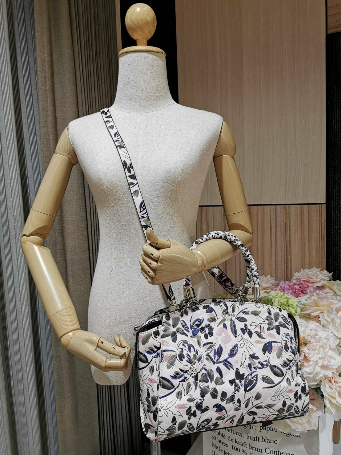 GUESS WOMAN CROSS BODY BAG กระเป๋าถือ/สะพายรุ่นใหม่ล่าสุดจาก GUESS FACTORY หนังสวยอยู่ทรงขนาดกำลังดี น้ำหนักเบา ด้านหน้าประดับโลโก้แบรนด์เปิดปิดด้วยซิปสะดวกใช้ ด้านข้างมีกระดุมปรับขยาย ภายในมีโลโก้ ช่องซิปและช่องใส่ของ ซับในพิมพ์แบรนด์ ใส่กระเป๋าสตางค์ มื