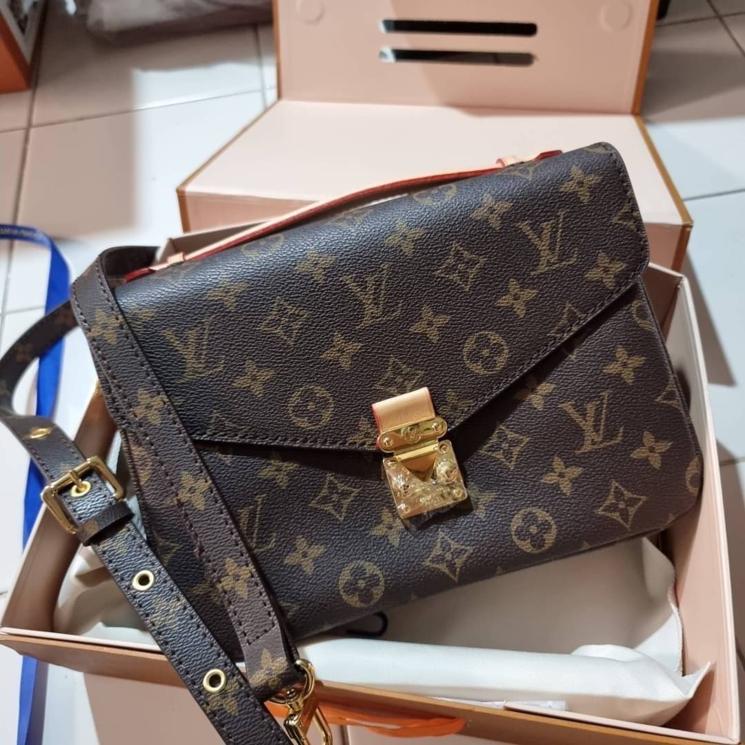 ยกระดับให้ตัวเอง กับไอเท็มสุดเลิศ ที่สาวๆตามหา LV pochette metis กระเป๋าถือ/สะพายทรงสวย คลาสสิค ดีไซน์เรียบง่าย แต่แฝงความหรู วัสดุหนังแคนวาสคุณภาพดี เปิดปิดด้วยตัวบีบล็อค ด้านหลังมีช่องซิปแยก ภายในซับสวยงามมาก ดูแพงที่สุด แบ่งสัดส่วนดูเหมาะ น่าใช้จริงๆ ส