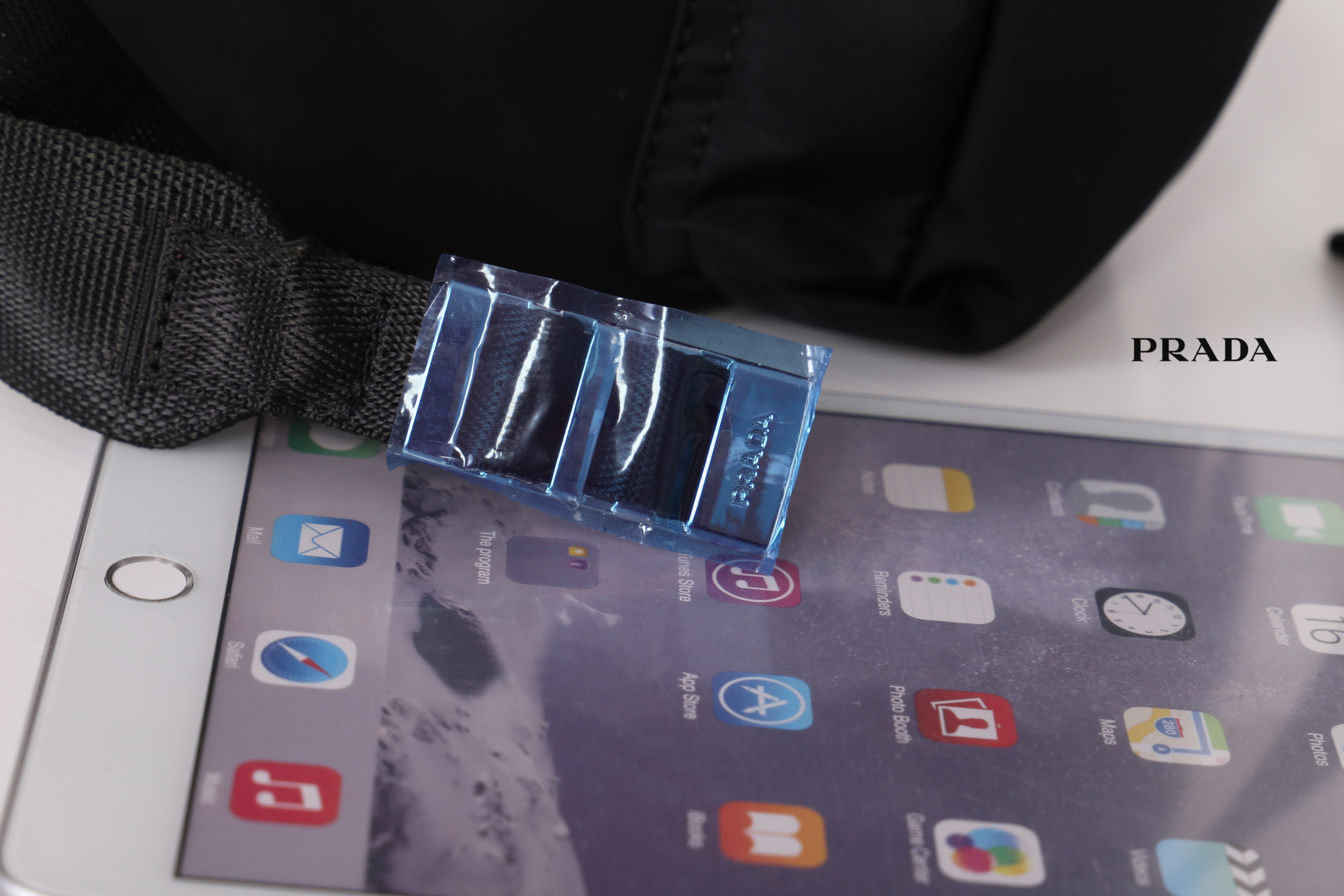 PRADA NYLON MINI BACKPACK สินค้า Premium gift จากเค้าเตอร์แบรนด์ต่างประเทศ รุ่น Limited edition กระเป๋าสะพายเป้ Size mini ขนาดกำลังน่ารัก ที่ฮ๊อตสุดๆ วัสดุเป็น Nylon เนื้อหนา คุณภาพดี ขนาดกะทัดรัด พกพาสะดวก น้ำหนักเบา ด้านหน้าติดโลโก้แบรนด์ อะไหล่เงินสวยห