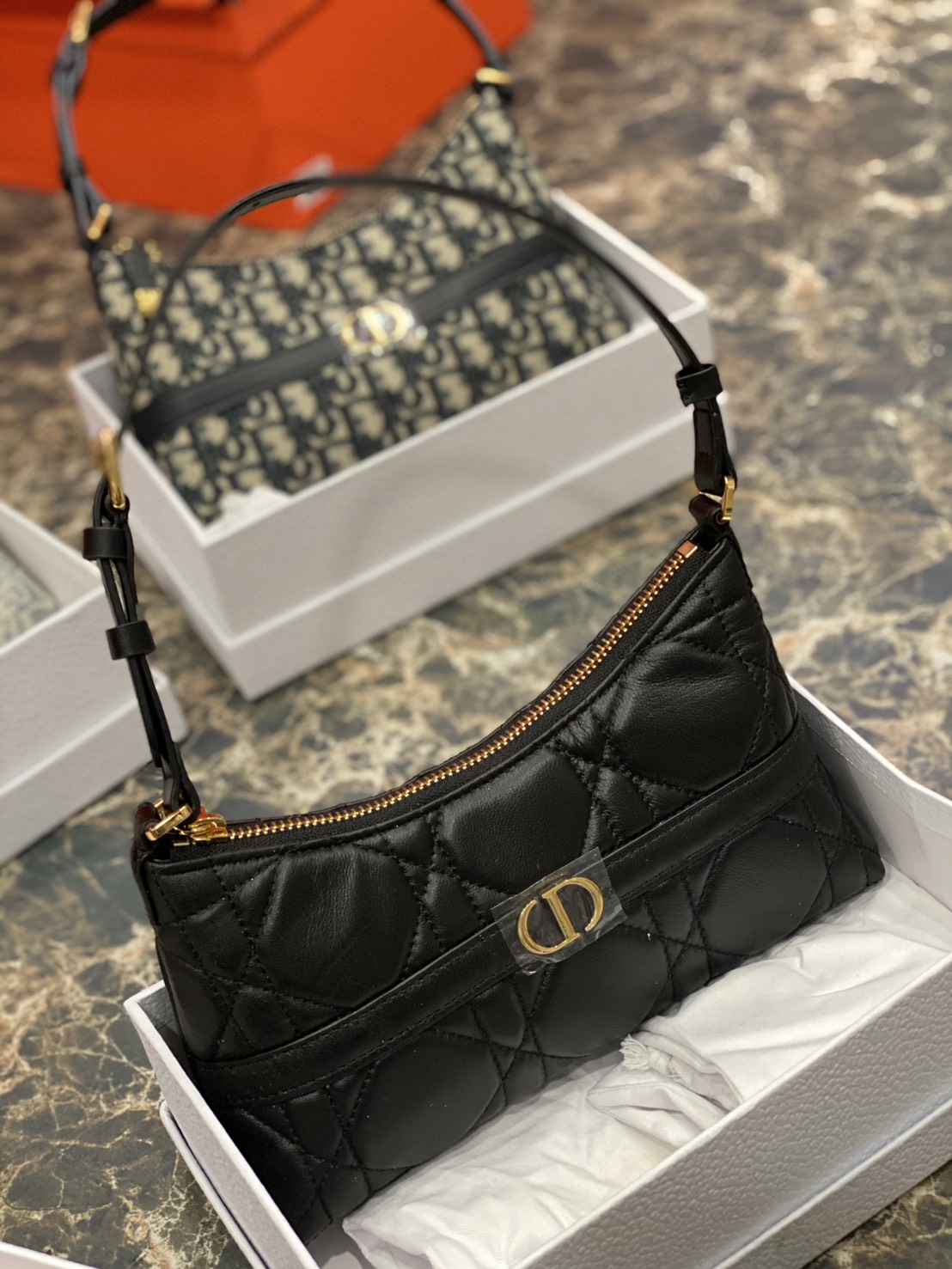 ORI หนังแท้ | DIOR Mini 30 Montaigne Cigale bag / DIOR Mini Miss Caro Cigale bag กระเป๋าสะพายไหล่ทรงโฮโบ ขนาดมินิเสริมไลน์ 30 Montaigne ด้วยรูปทรงทันสมัยและประณีตบรรจง