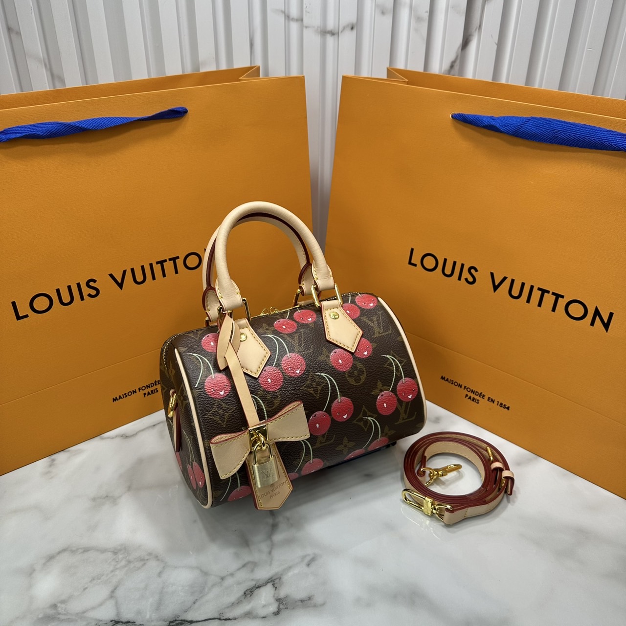 ORI หนังแท้ | 🍒 LV × TM Speedy Bandouliere 20 Bag Cherry Monogram กระเป๋าสะพายทรงหมอนใบเล็ก ดีไซน์สุดเก๋ไก๋ ด้วยลวดลายเชอร์รี่สีสันสดใสและน่ารักปรับลุคให้มีชีวิตชีวา คอลใหม่สุดเอ็กซ์คลูซีฟ