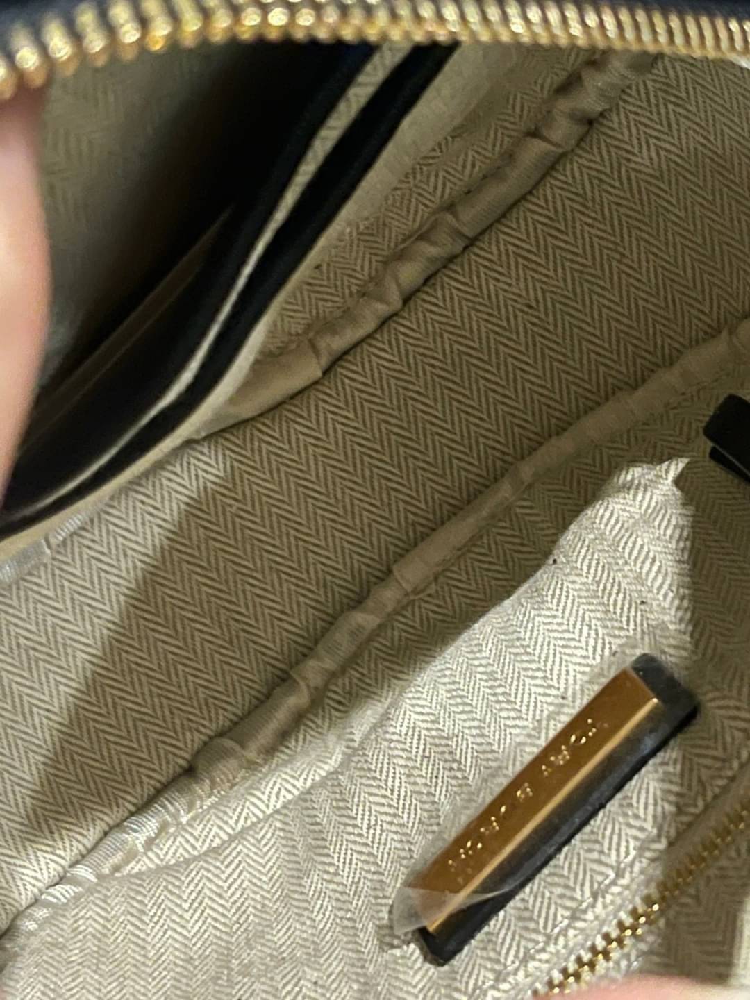 Tory burch Kira Cheron Circle Crossbody กระเป๋าสะพายคาดลำตัวรุ่นนี้โดดเด่นด้วยรูปทรงกลมสุดชิค ขนาดกะทัดรัด พร้อมด้วยหนังกระเป๋าที่ทำจากหนังแท้คุณภาพดี เพราะ Kira Chevron เป็นรุ่นที่ตอบโจทย์และครองใจสาว ๆ ได้อย่างแท้จริง เนื่องจากมีดีไซน์เรียบหรู โดยทางแบร