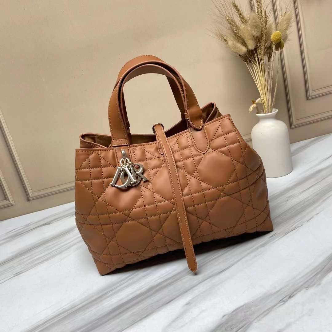 MEDIUM 30cm DIOR TOUJOURS BAG Macrocannage Calfskin / DIOR Tote Bag ออริ 1:1 พร้อมส่ง 5 สี กระเป๋าสะพายทรงโท้ท จุของได้เต็มที่ รูปทรงคลาสสิค หนังสวย หรูหราเกินราคา