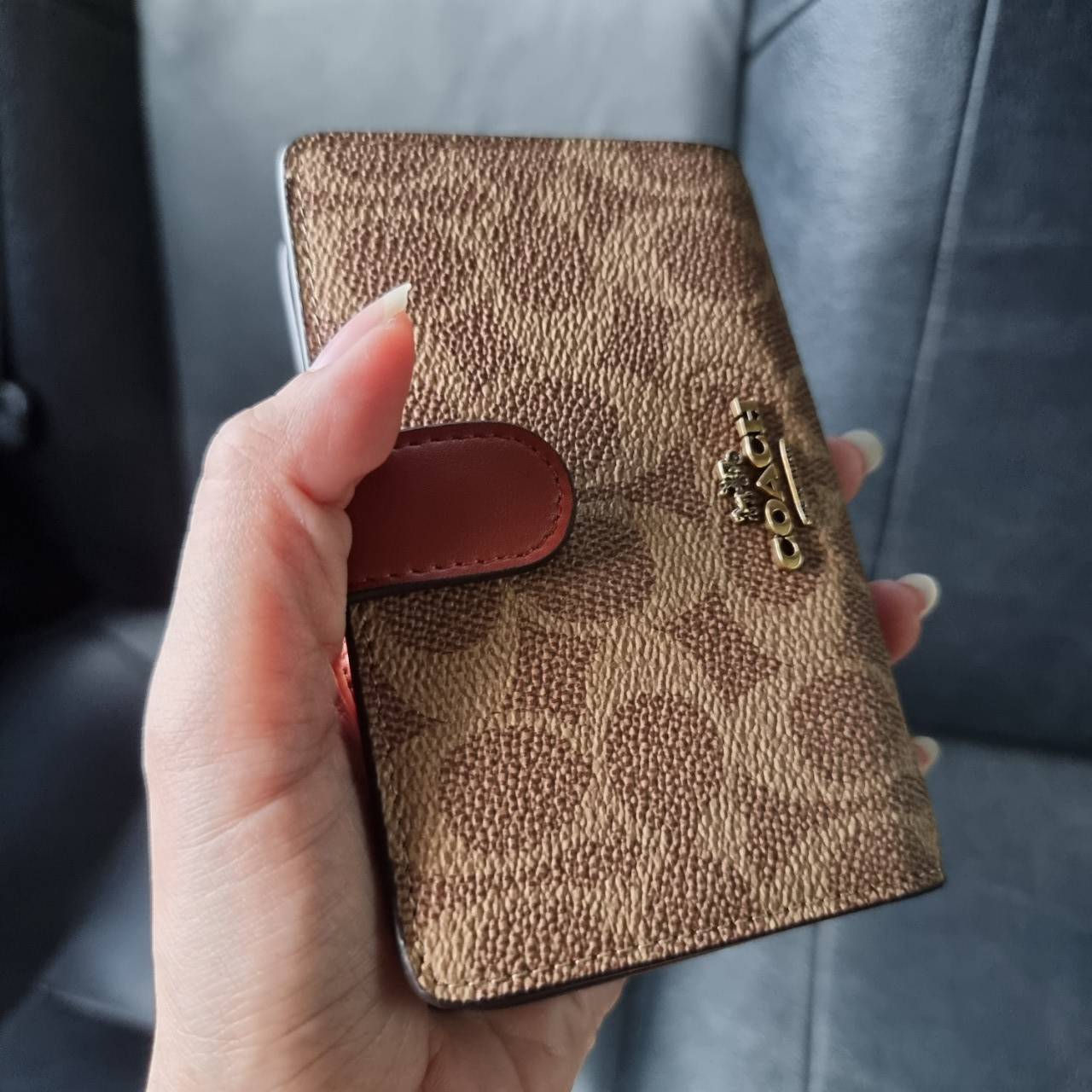 COACH F33034 MEDIUM CORNER ZIP WALLET IN COLORBLOCK SIGNATURE CANVAS กระเป๋าสตางค์ใบกลาง 👛 ขนาดกำลังเหมาะมือ วัสดุหนังแคนวาส ดูแลรักษาง่าย มีช่องใส่บัตรและธนบัตรครบ และช่องซิปแยกไว้ใส่เหรียญ สวยคลาคสิคแบบนี้เหมาะส่งต่อเป็นของขวัญที่สุดจ้า