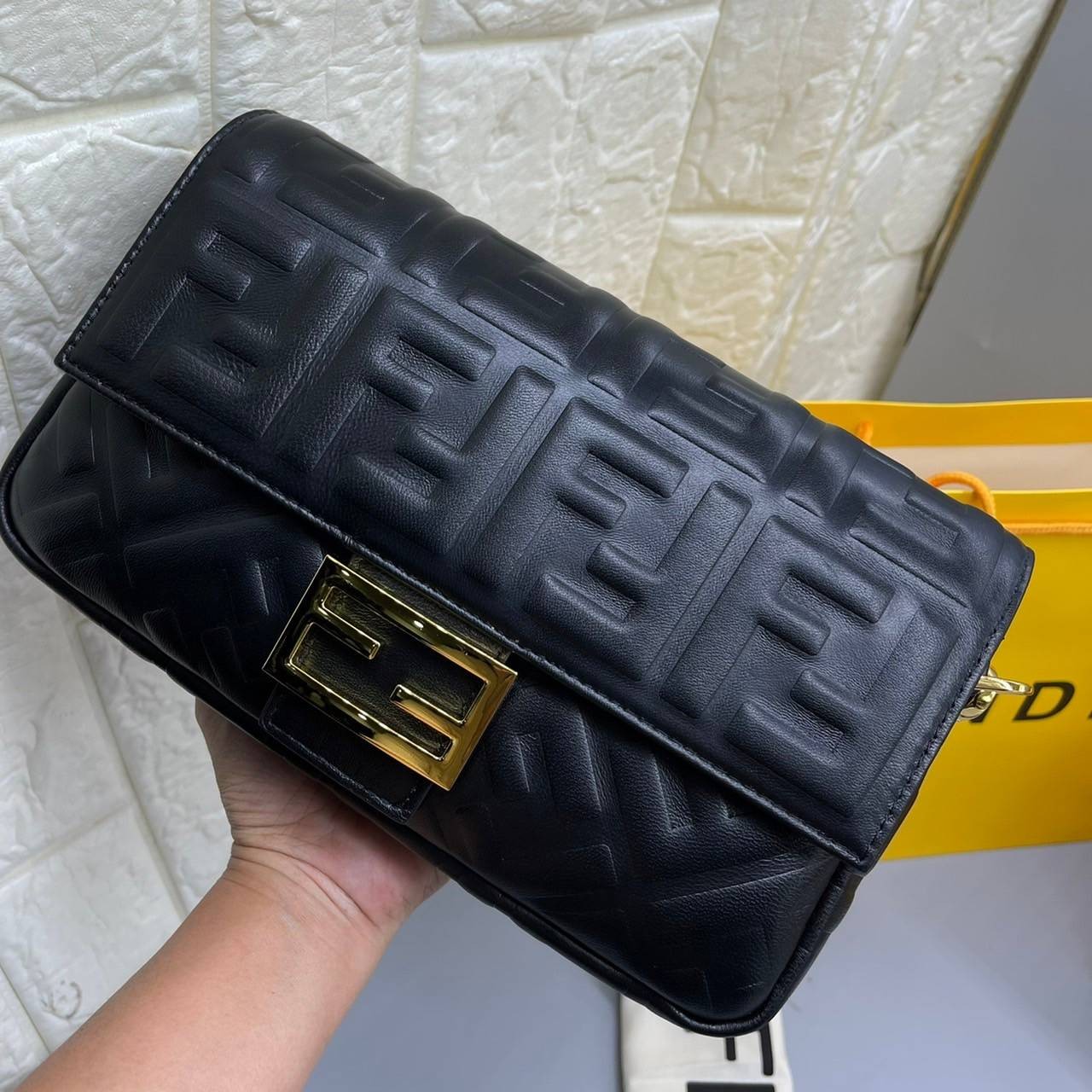 หนังแท้ FENDI Baguette Black leather bag พร้อมส่งที่ไทย ภาพสินค้าถ่ายจากงานขายจริง ใช้งานต่างประเทศได้ค่ะ