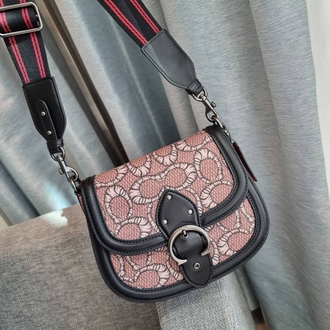 COACH C6972 COACH x MICHAEL B. JORDAN WITH BEAT SADDLE BAG คอลเลคชั่นใหม่ ดีไซน์สุดชิค มาให้สวยในไทยก่อนใคร กับกระเป๋าทรง saddle ที่พิเศษมากๆมาพร้อมสายสะพาย 2 เส้น ใช้คู่กันหรือแยกสะพายก็สวยครบสูตร กระเป๋าสะพายทรง saddle คลาสสิค วัสดุหนังแคนวาสสลับหนังแท้