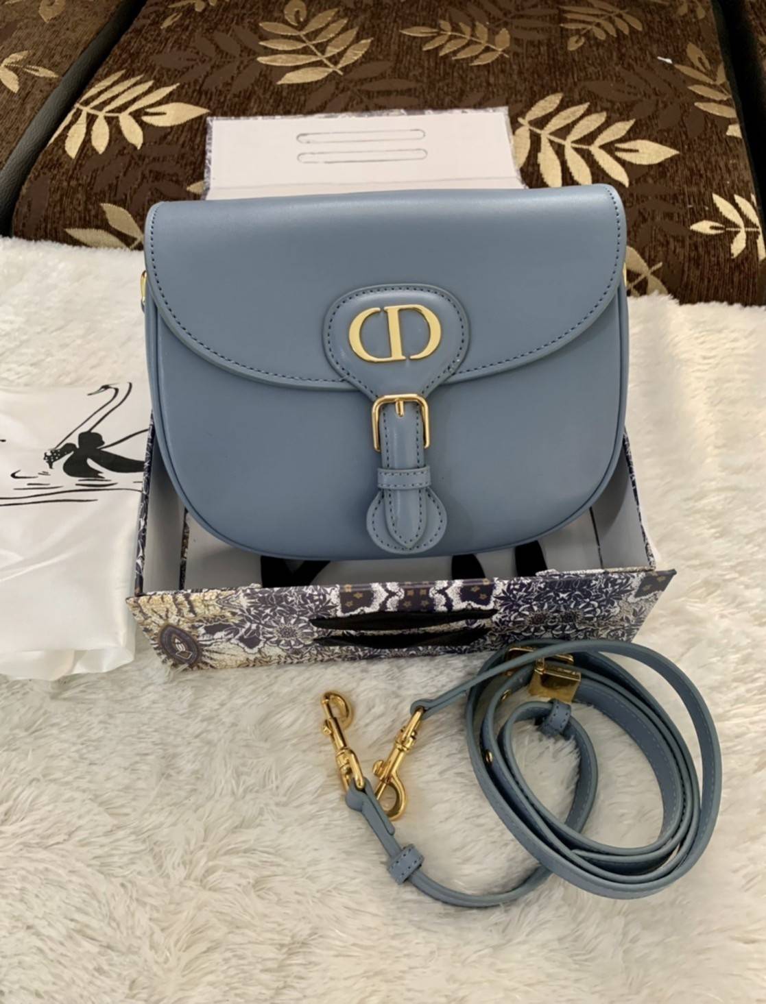 Dior Bobby Bag (GWP) พรีเมี่ยมกิ้ฟ Limited Edition วัสดุหนังแท้ Calfskin อะไหล่ทอง กระเป๋าหรูยอดฮิต ดีไซน์เป็นทรงโค้งเรียบหรูแบบโบฮีเมียนนิดๆ ด้านหน้าประดัลโลโก้ CD เด่นชัด ตอกย้ำความเป็นแบรนด์หรู Christian Dior แมทกับชุดได้ง่าย ใช้ได้ทุกวัน ทั้งสะพายไหล่