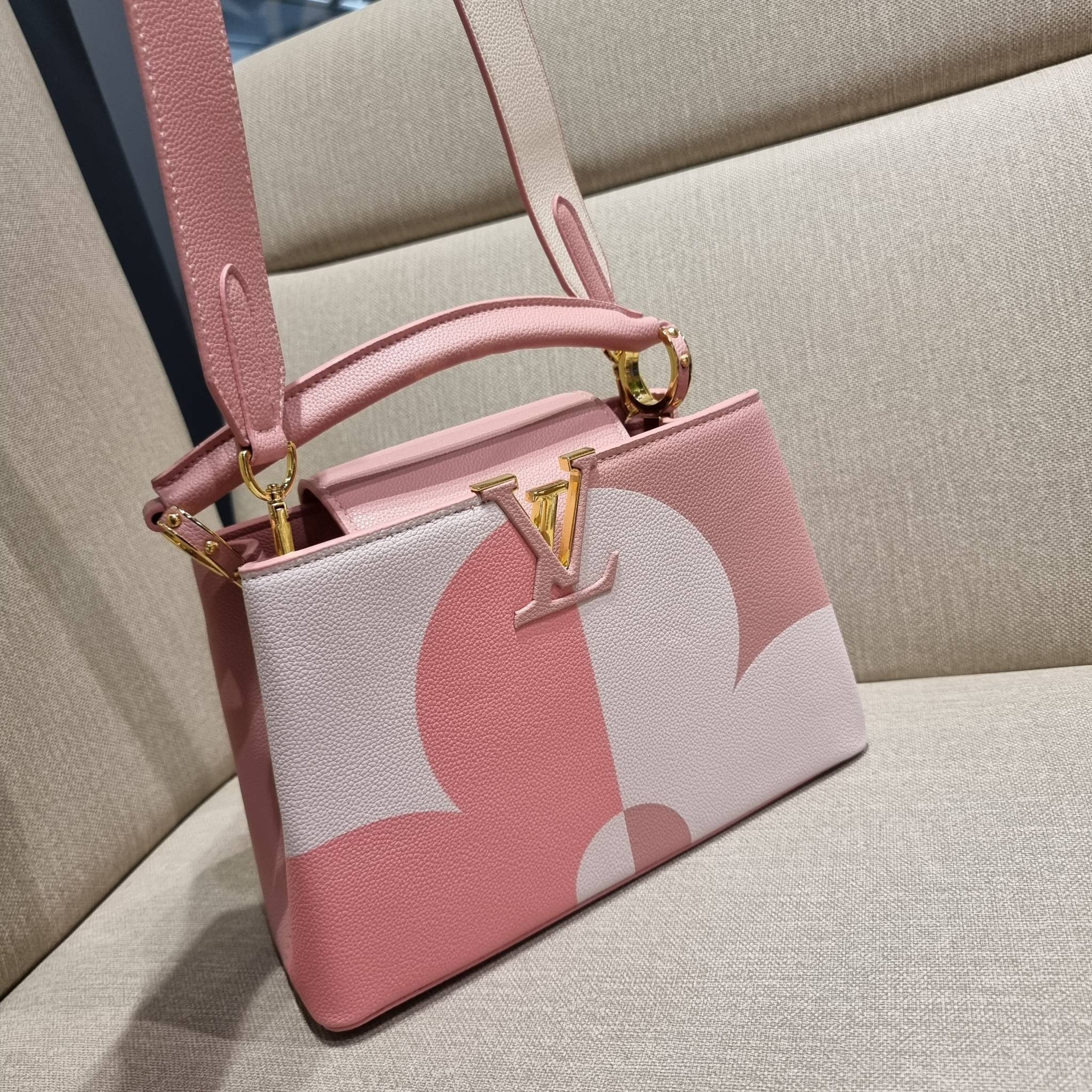 LV capucines top handle ที่สุดของความสวยในราคาเบาๆ กระเป๋าถือสุดหรู ดีไซน์ทรงคลาสสิค พร้อมลวดลายหรูหรา มาพร้อมหูจับในตัว ด้วยรูปทรงวินเทจและวัสดุหนังลูกวัว สัมผัสดี ขับผิว ทำให้ไอเท็มนี้สะกดทุกสายตาจริงๆ และยังมีลูกเล่นที่ฝาปิดกระเป๋า ที่สามารถปิด หรือสอด