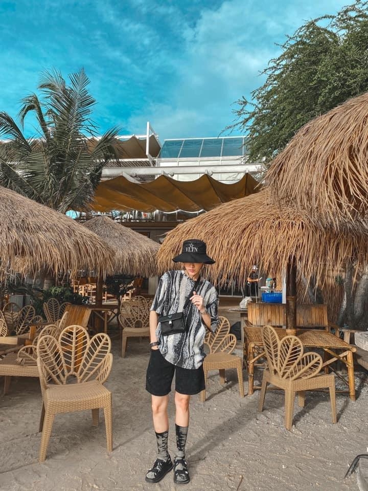 พรีเมี่ยมกิ๊ฟแท้ 100% 】Prada crossbody nylon bag Premium gift วัสดุผ้าไนล่อนกันน้ำ เป็นกระเป๋าคาดอก คาดเอว ขนาดกะทัดรัด ใส่ i-phone+ ได้ เปิดปิดด้วยตัวล๊อคแบบบีบ ด้านในโล่ง มีช่องเล็ก 1 ช่อง ใบนี้เทห์จริงๆ ใช้ได้ทั้งชาย-หญิง