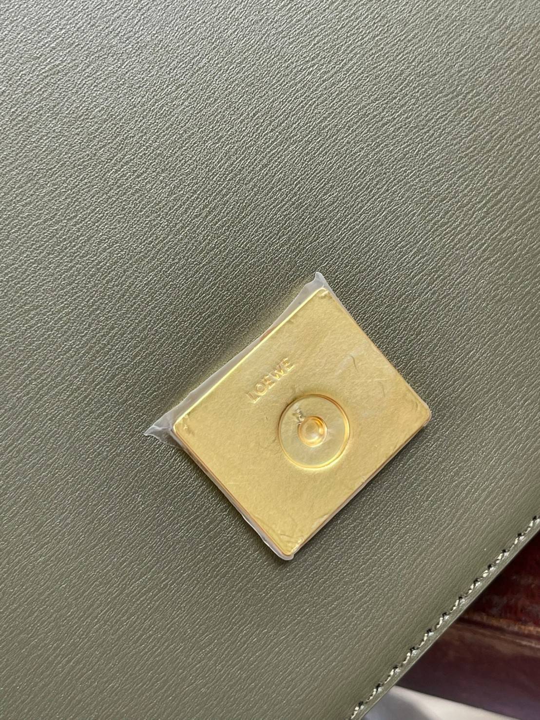 Medium : LOEWE Goya anagram leather shoulder bag กระเป๋าทรง GOYA รูปทรงกล่องอันคลาสสิกที่มาพร้อมรายละเอียดอันน่าค้นหา พร้อมด้วยโครงสร้างที่เปี่ยมไปด้วยสเน่ห์น่าค้นหา มีช่องใส่ของขนาดกว้างและเป็นทรงทำให้การจัดการสิ่งของต่างๆ ของสาวๆ นั้นง่ายดายมากยิ่งขึ้น 