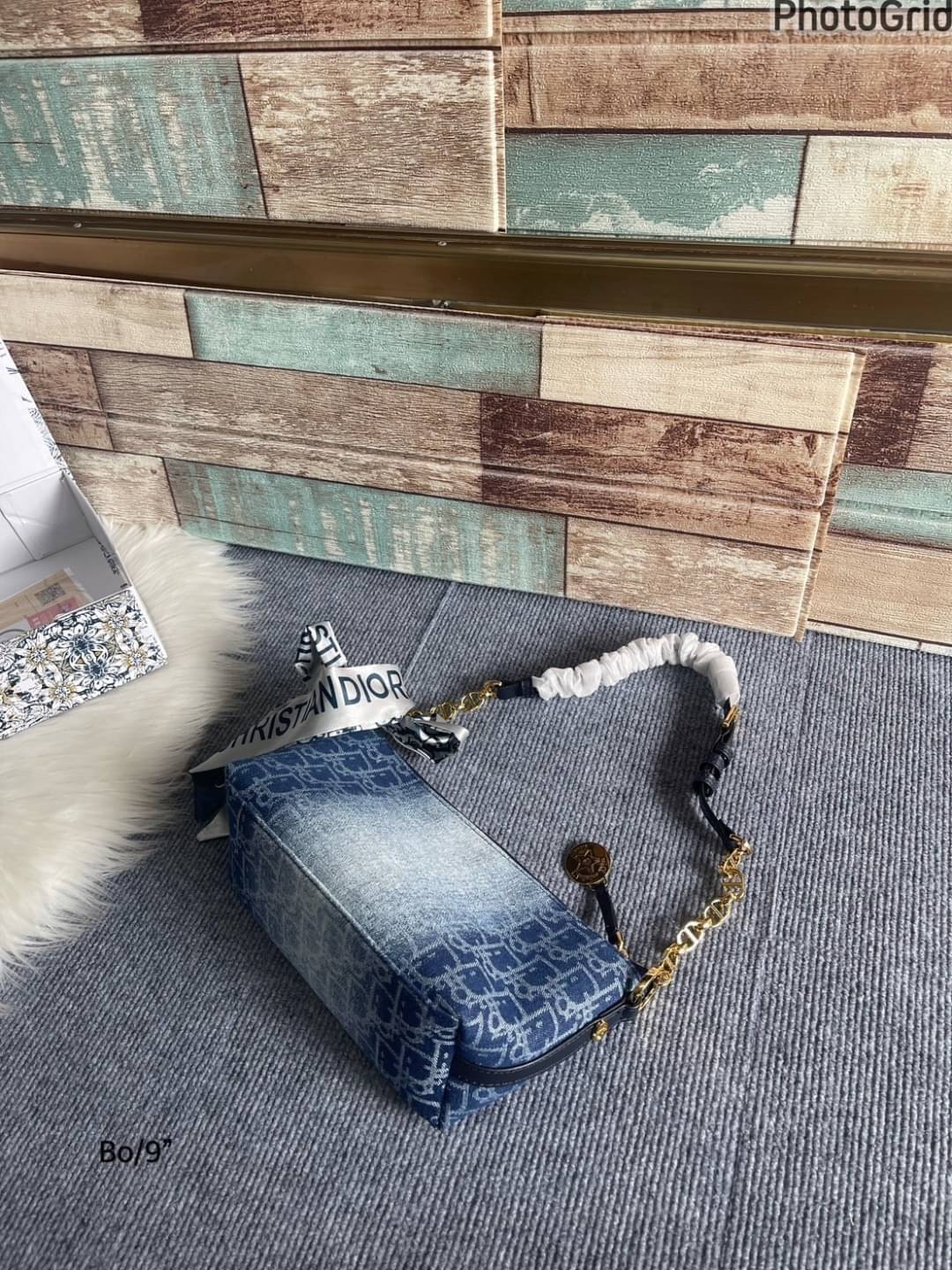 DIOR Pouch Denim with Short Chain กระเป๋าทรงพอชใบเล็กกะทัดรัด รุ่นเดนิมฟอกอะไหล่ทองสวยงาม ใช้งานง่ายพร้อมสายสะพายหนังสลับโซ่ ใบจริงสวยมากค่ะ