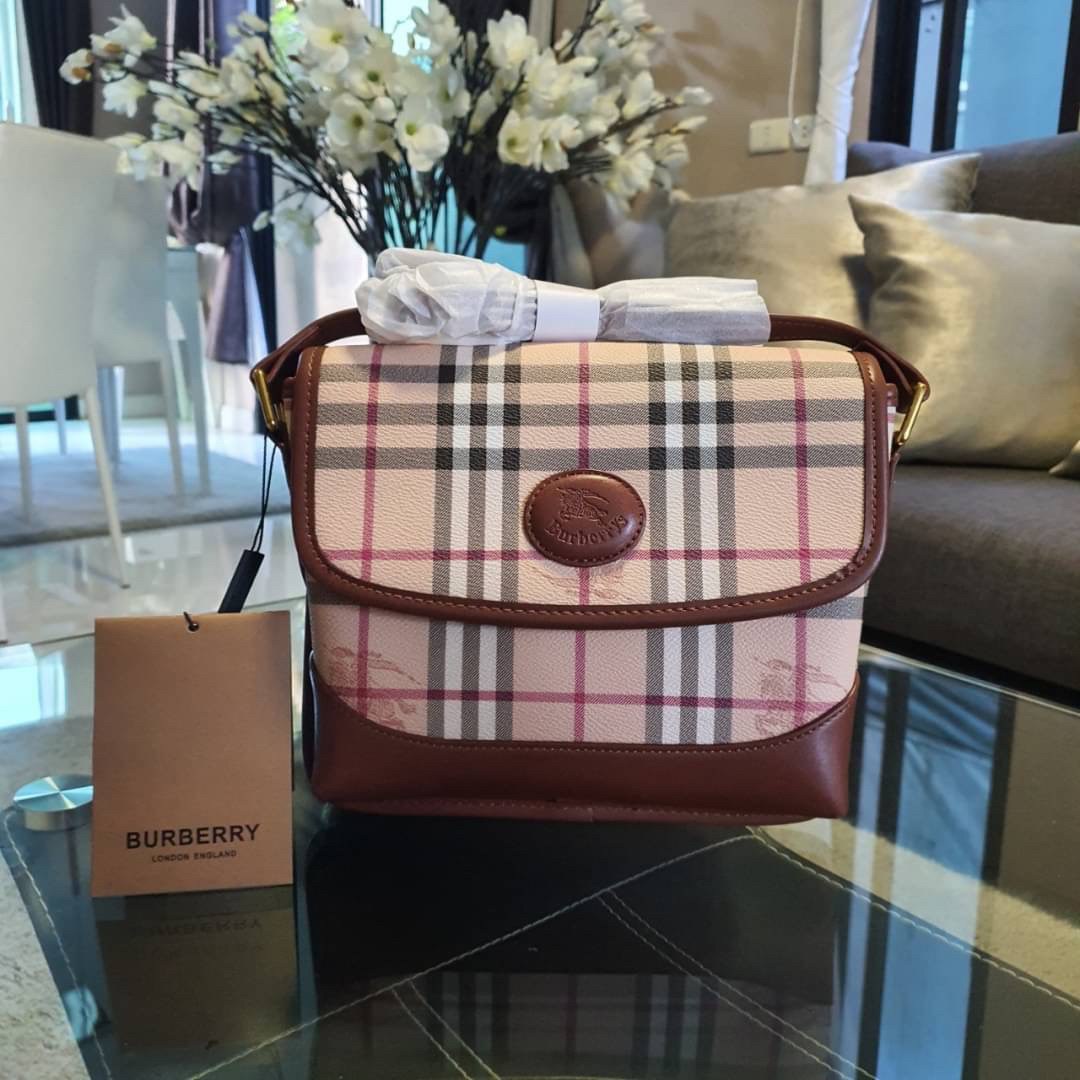 BURBERRY CROSSBODY VINTAGE BAG Limited Edition วัสดุหนังPVC สวยอยู่ทรง เปิดปิดด้วยฝาปิดกระดุมแม่เหล็ก ภายในมีช่องใส่ของแยกอีกช่อง สามารถใส่กระเป๋าสตางค์ยาว iphone เงิน ของจุกจิกได้ สายสะพายหนังยาวปรับระดับได้ อะไหล่แบรนด์สีทองวินเทจ Rare items เด็ดๆแบบนี้