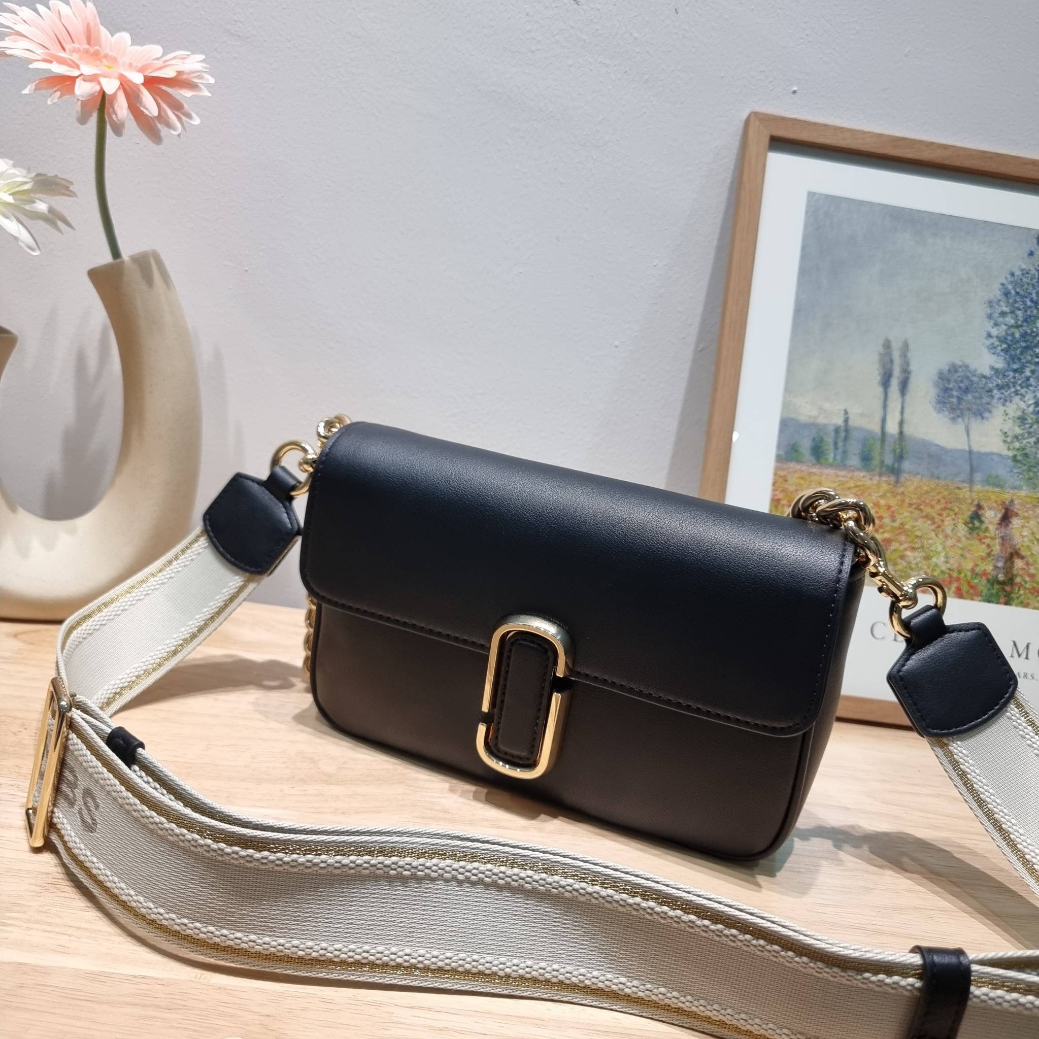 MARC JACOBS THE J MARC SHOULDER BAG คอลเลคชั่นใหม่ล่าสุด สวยฟาดกว่าใคร ใบไหนๆก็ต้องหลีก กับกระเป๋าสะพายไหล่สุดหรู รูปทรงใช้งานง่าย ดีไซน์เรียบ แต่แฝงไปด้วยความผู้ดี ดูแพง