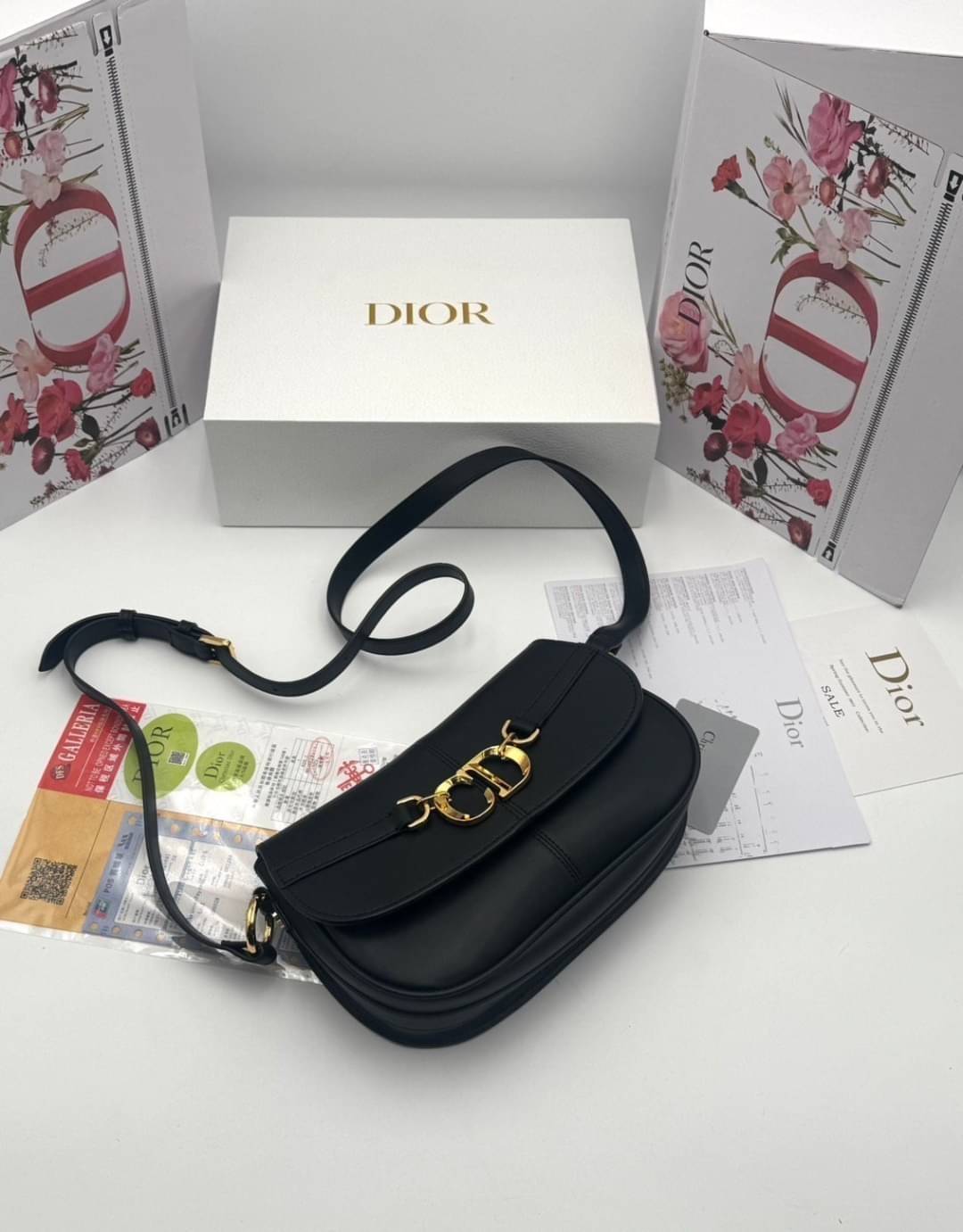 DIOR Small CD Besace Bag กระเป๋าสะพายทรงสวย ดีไซน์โลโก้โดดเด่นหรูหรา ดีเทลดูดีมีกิมมิคในตัว สายสะพายในตัว ปรับได้ตามชอบ สะพายทำงาน ออกงาน ไปเที่ยว ไปเดท ได้ทุกโมเมนต์