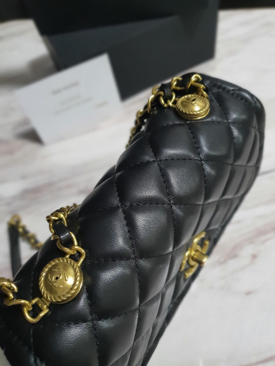 กระเป๋าทรงหรู จากงาน CHANEL VIP GIFT(GIFT WITH PURCHASE) จากเคาเตอร์ต่างประเทศ จากแบรนด์ CHANEL ลายหนังเรียบเงา อะไหล่ทองเข้มวินเทจ ด้านหน้าประดับโลโก้แบรนด์สีทอง เปิดปิดด้วยตัวหมุดล้อค มาพร้อมช่องซิปอีกหนึ่งช่อง มีแท็ก MADE IN ITALY ด้านใน ใช้ถือออกงานคื