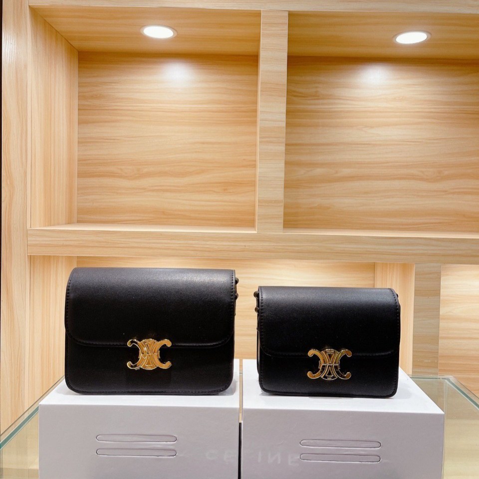 พร้อมส่ง 2 สี 2ขนาด NEW!! CELINE SHOULDER BAG VIP ทรงกล่องอยู่ทรง ขนาดกะทัดรัด เปิดปิดด้วยตัวล้อคแบรนด์สีทอง ภายในมีช่องใส่ของโล่ง สาม