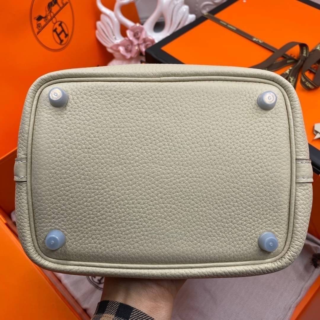หนังแท้ Hermes Picotin Lock 18 bag กระเป๋าถือแบรนด์หรูระดับโลก งานเกรดออรินอล หนังแท้ทั้งใบ หนังมีลายทอริลลอนคล้ายของจริง มาพร้อมตัวล็อคเคลลี่ Kelly lock รูปทรงเรียบแต่หรู ใช้งานได้ทุกโอกาส ถือง่าย ใช้งานง่าย ภายในโล่งกว้าง ภาพสินค้าถ่ายจากงานขายจริง ใช้ง