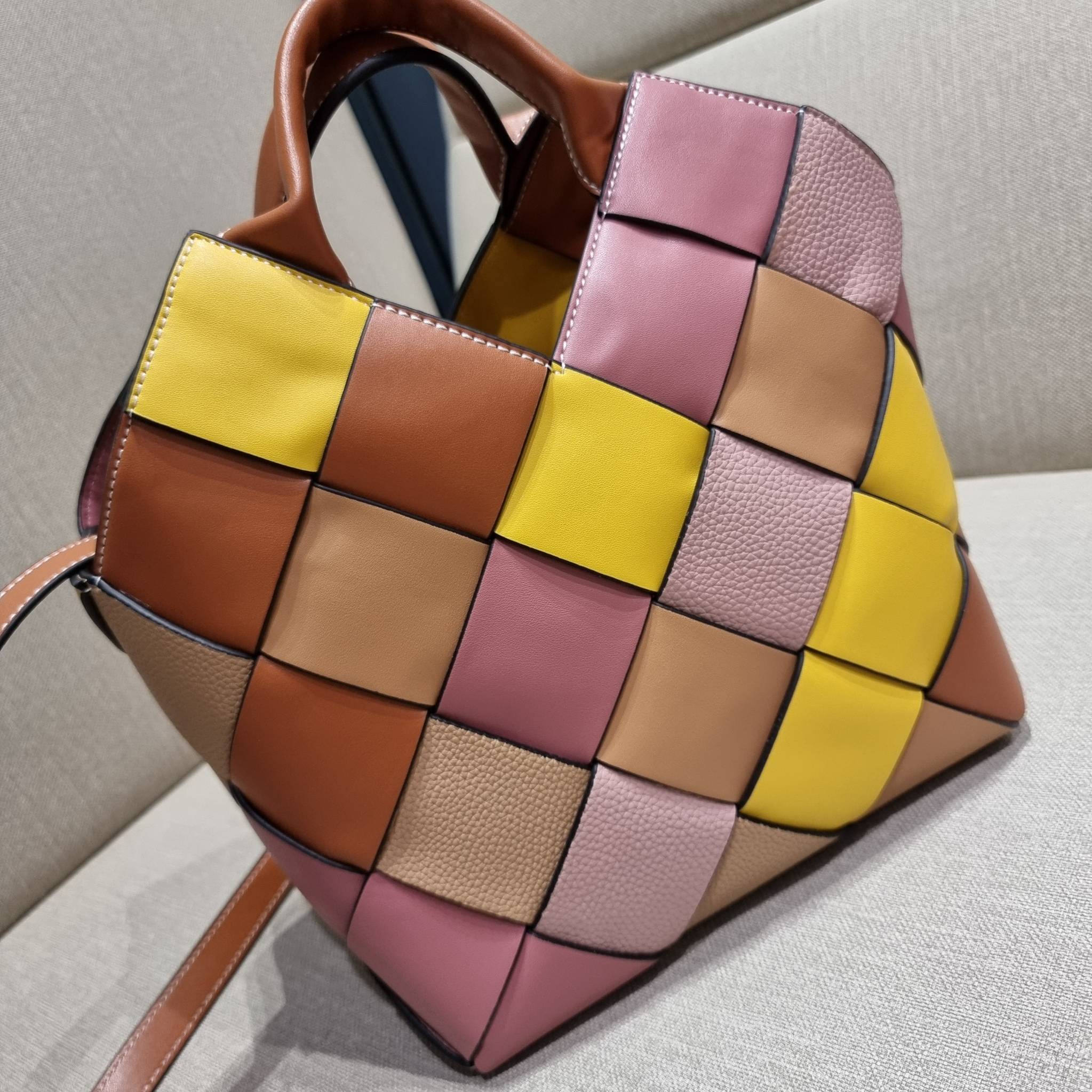 LOEWE SURPLUS LEATHER WOVEN BASKET BAG IN CLASSIC CALFSKIN ใหม่ล่าสุดและสวยที่สุด กระเป๋าสะพานที่ถักทอด้วยความปราณีต โดดเด่นด้วยสีที่จับมาคอนทราสได้ลงตัว ใบใหญ่จุได้แบบเน้นๆ วัสดุหนังวัวแท้เต็มใบ หรูเลิศ ปากกระเป๋ามีสายหนังสำหรับผูกรวบปากกระเป๋า ภายในโล่ง