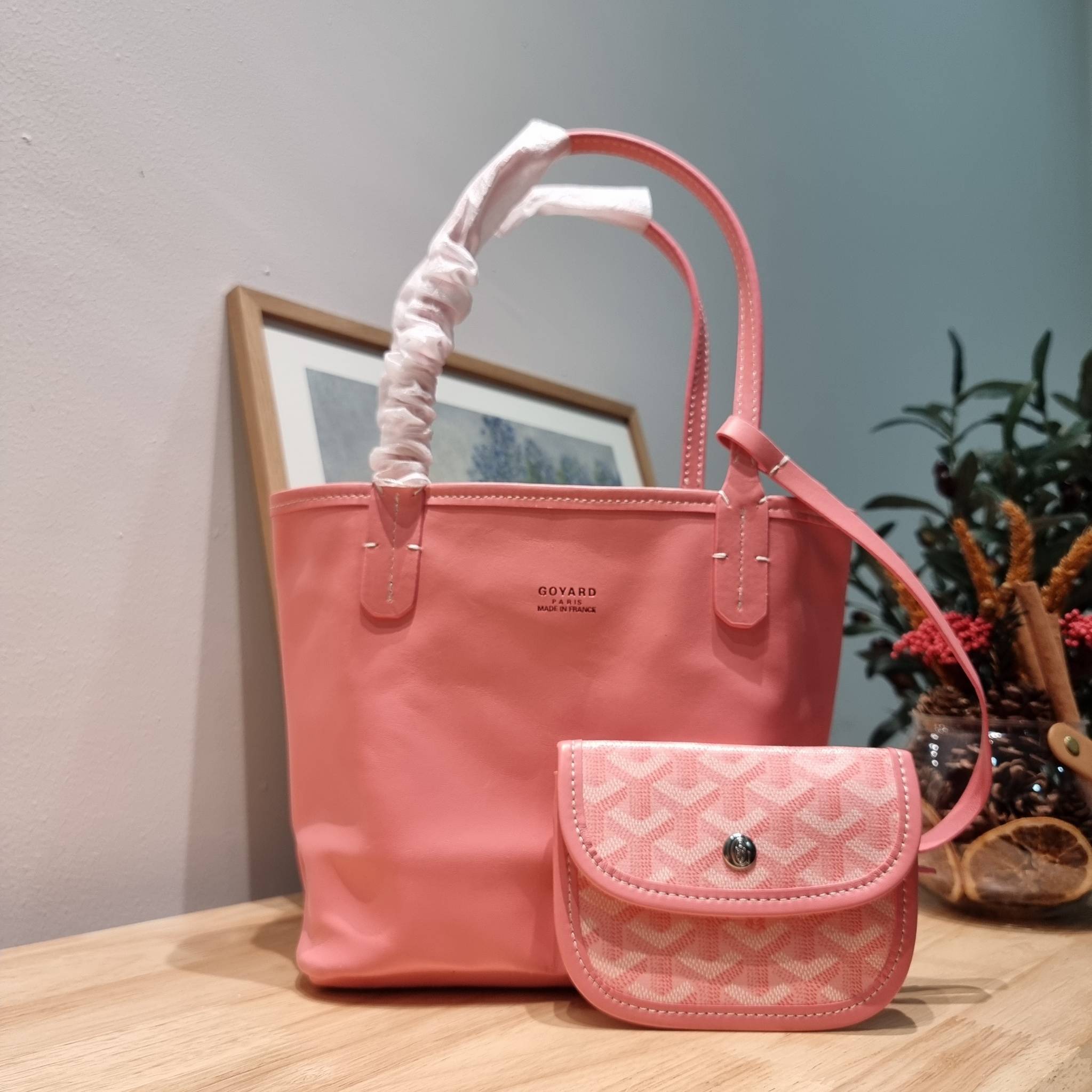 GOYARD MINI ANJOU REVERSIBLE TOTE ฮอตไอเท็ม กับกระเป๋าสะพายทรงโท้ท ไซส์มินิ กะทัดรัดมาก มาครบสีขายดี เลิศทุกสี รูปทรงคลาสสิค ดีไซน์เป็นเอกลักษณ์ ใช้งานได้หลากหลาย สามารถกลับด้านใช้ได้แบบไม่มีเบื่อ