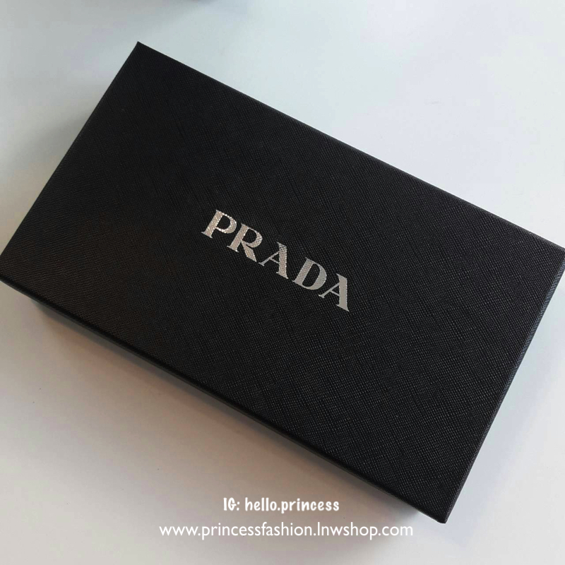 รุ่นขายดี เข้าแล้วค้า ช็อปเลย!! กับ Prada Wallet Saffiano กระเป๋าสตางค์ซิปรอบ *พร้อมสายคล้องมือ เปิดปิดด้วยซิป อะไหล่ทอง ปั้มแบรนด์ ทั้งใบ *จุดเด่นมีช่องใส่มือถือ ได้ถึงiphone7+ ใส่บัตรได้หลายช่อง ด้านในมีช่องซิปแยกอีก1ช่อง แถมยังมี ช่องใส่รูปอีกด้วยค้า เ