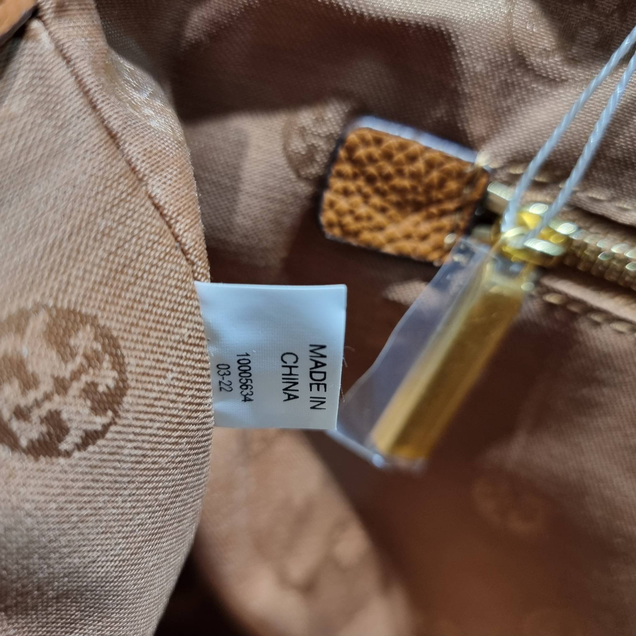 TORY BURCH BRITTEN SMALL SLOUCHY TOTE / TORY TOTE BAG / TORY BAG กระเป๋าสะพายตัวแม่ รุ่น top ที่สวยดูแพง ใช้งานสะดวกมาก ดีไซน์ออกมาได้เรียบหรู ผู้ดี