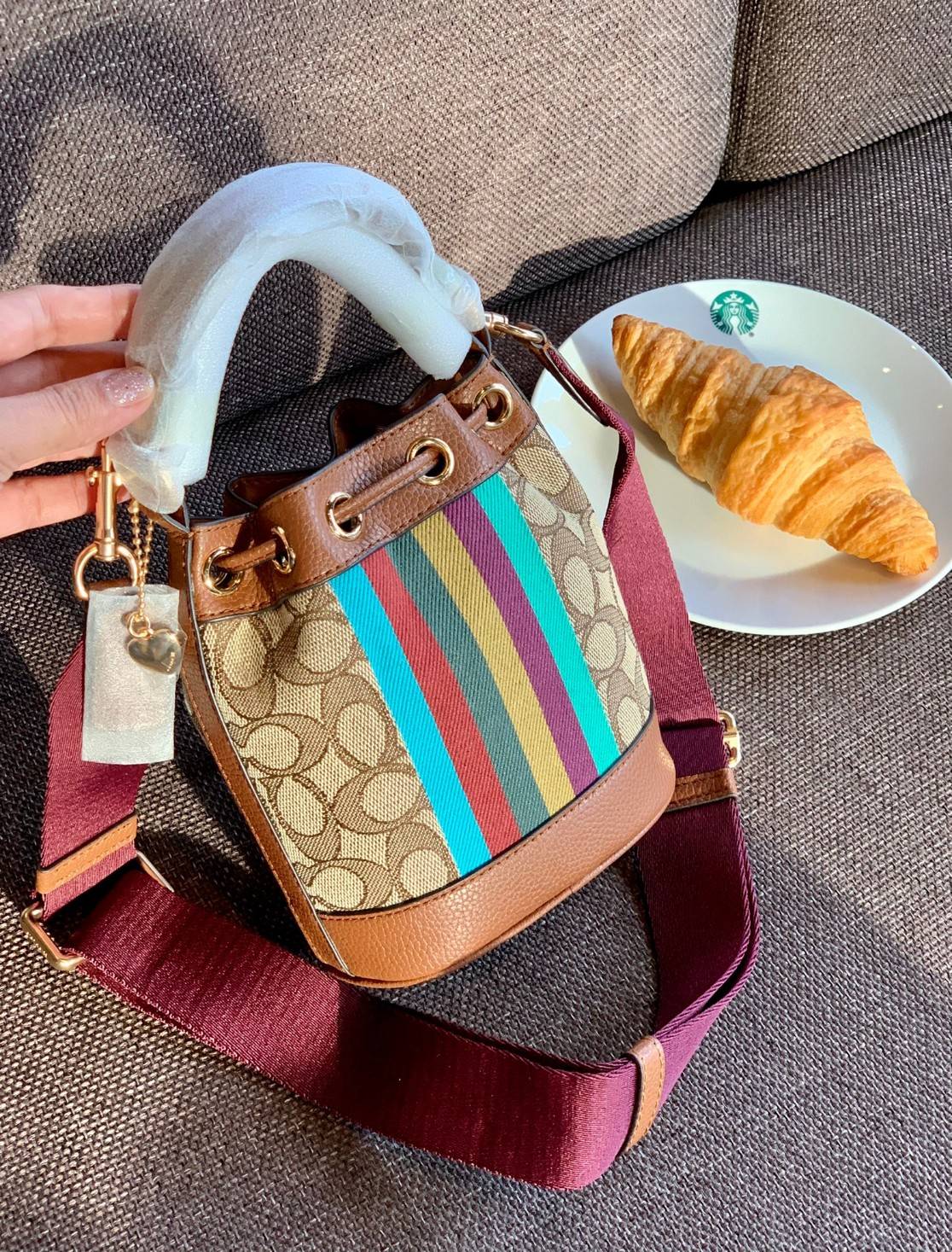 น้องใหม่ล่าสุด สวยเกินต้านเลยค่าา! COACH DEMPSEY DRAWSTRING BUCKET 15 IN SIGNATURE JACQUARD WITH STRIPE 2021 พร้อมส่งที่ไทย ออกใหม่ล่าสุด ห้ามพลาดค่า! กระเป๋าทรงขนมจีบ วัสดุJacquard+หนังแท้ ตัเแทบสีตรงกลาง เพิ่มสีสันเข้ามาได้ลงตัวสวยงามมากๆค่ะ