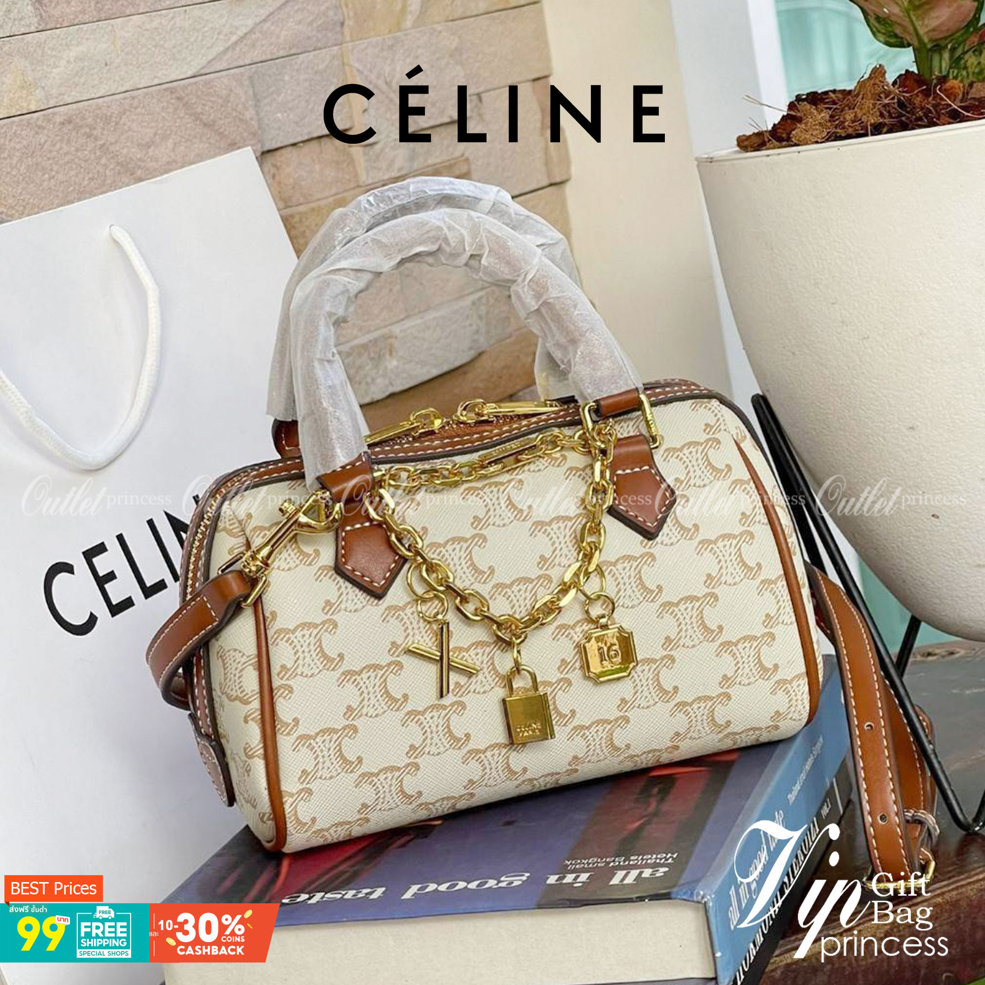 CELINE MINI BOSTON BAG IN TRIOMPHE CANVAS กระเป๋าทรงหมอนขนาดกะทัดรัด เป็นทรงฉิตตบอดกาลไม่มีเอ้าท์ ถือหรือสะพายได้อย่างคล่องตัว ภายในสามารถบรรจุสิ่งของที่จำเป็น สิ่งที่โดดเด่นของกระเป๋าหนังลาย Triomphe ที่ได้รับความนิยมอย่างแพร่หลาย มีอะไหล่ทองประดับเพิ่มม