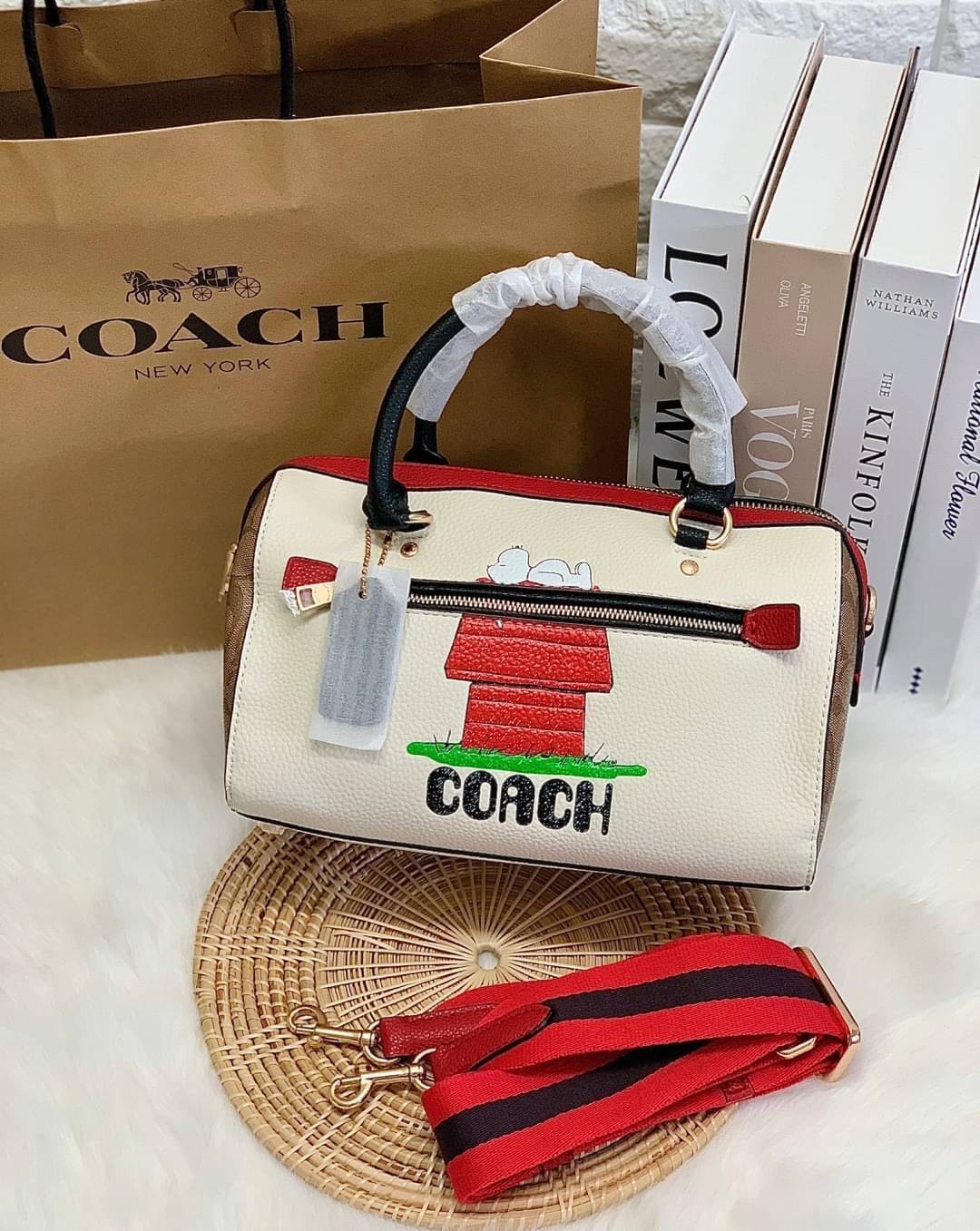 LIMITED EDITION💥 🌈สวย+คุณภาพ สินค้าต้องมีค่า Coach X Peanuts Rowan Satchel With Snoopy ((C6164)) พร้อมส่งที่ไทย ใหม่ล่าสุด ห้ามพลาดค่าา! สวยกันให้สุด กับกระเป๋าทรงหมอน ขนาดกลางกำลังดี หนังแท้นิ่ม ลายหนังสวยงามมากๆค่ะ 🔺ด้านหน้ามีโลโ