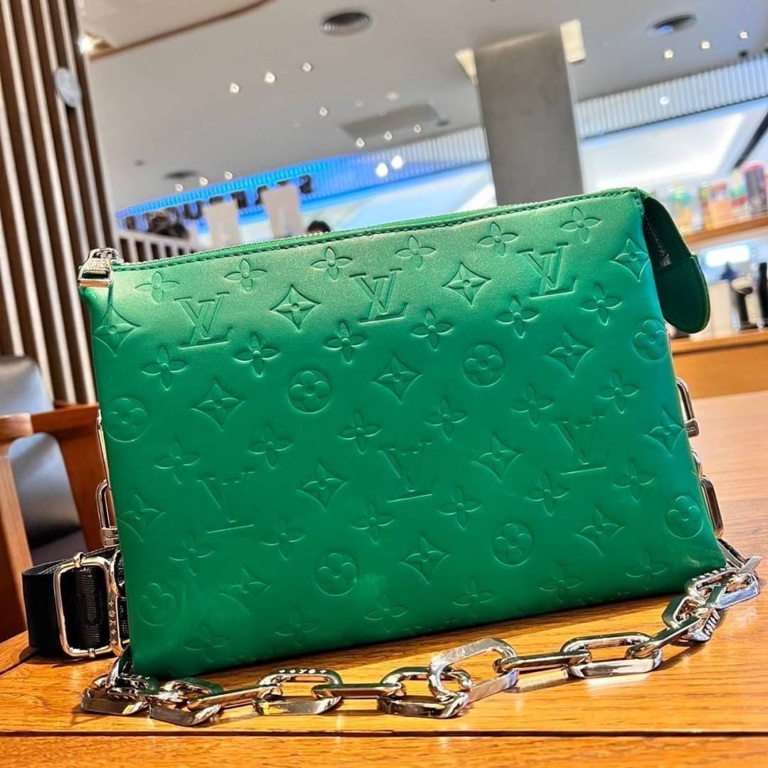 LV HANDLE POUCH MONOGRAM / LV Coussin กระเป๋าสะพายกึ่งคลัชท์ สุดล้ำ มาแรงมาก ด้วยความสวยปังตั้งแต่แรกเห็น วัสดุหนังแกะปั๊มลายสวยคม มาพร้อมสาย 2 เส้น เลิศๆ มีสายโซ่ที่มีดีเทลละเอียดไม่ซ้ำ และสายสปอร์ตครอสบอดี้ ที่จะคล้องไว้ทั้งสองเส้นก็ดีงาม หรือสลับใช้ตาม