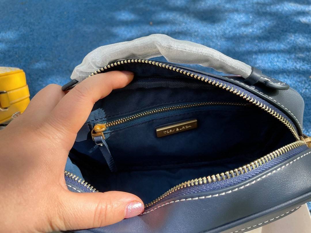 TORY BURCH T MONOGRAM JACQUARD CAMERA BAG การออกแบบที่เรียบง่าย แต่ยังคงความหรูหราเอาไว้ โดดเด่นด้วยลวดลาย T Monogram