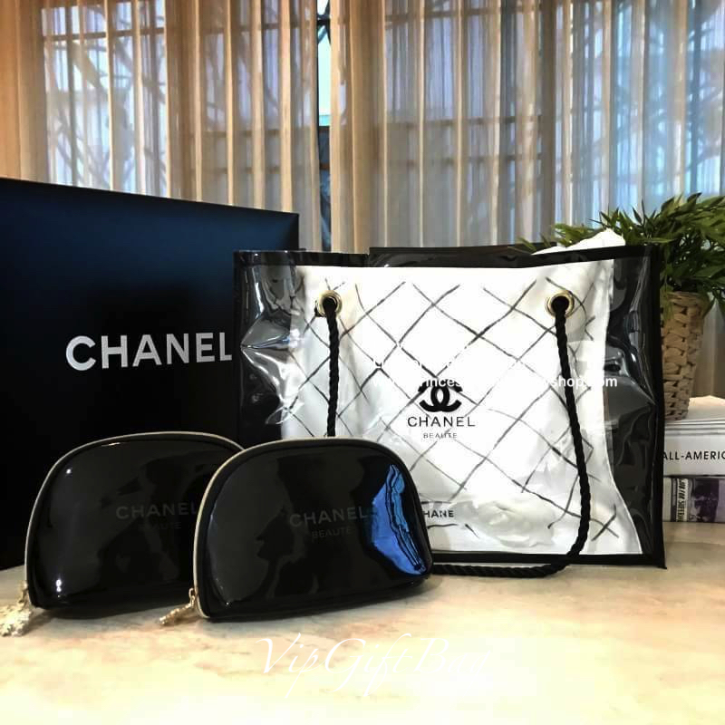 Chanel Snowflake Cosmetic Pouch Duo Set 2ใบ เเถม 1 Chanel Beaute Clear Transparent Cosmetic Bag กระเป๋าอเนกประสงค์ VIP Gift With Purchase (GWP) พรีเมี่ยมกิ๊ฟของเเท้ Limited จากผลิตภัณฑ์ Chanel Lelift Cosmetic Counter วัสดุ PVC เนื้อหนา กันน้ำ สามารถใส่เคร
