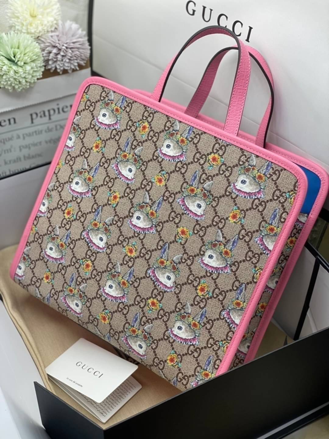 Ori GUCCI Children's tote bag GG kids ที่สุดของความน่ารัก ลิมิเต็ดแบบไม่มีเอาท์ สาวๆสายหวานไม่ควรพลาดด้วยประการทั้งปวงเลยค่าา หนังแท้เกรดดีที่สุด พิมพ์ลายแบรนด์รอบใบเทคเจอร์สวยอยู่ทรง ภายในมีโลโก้กว้างและจุสุดๆใส่สัมภาระได้เยอะ ภาพถ่ายจ