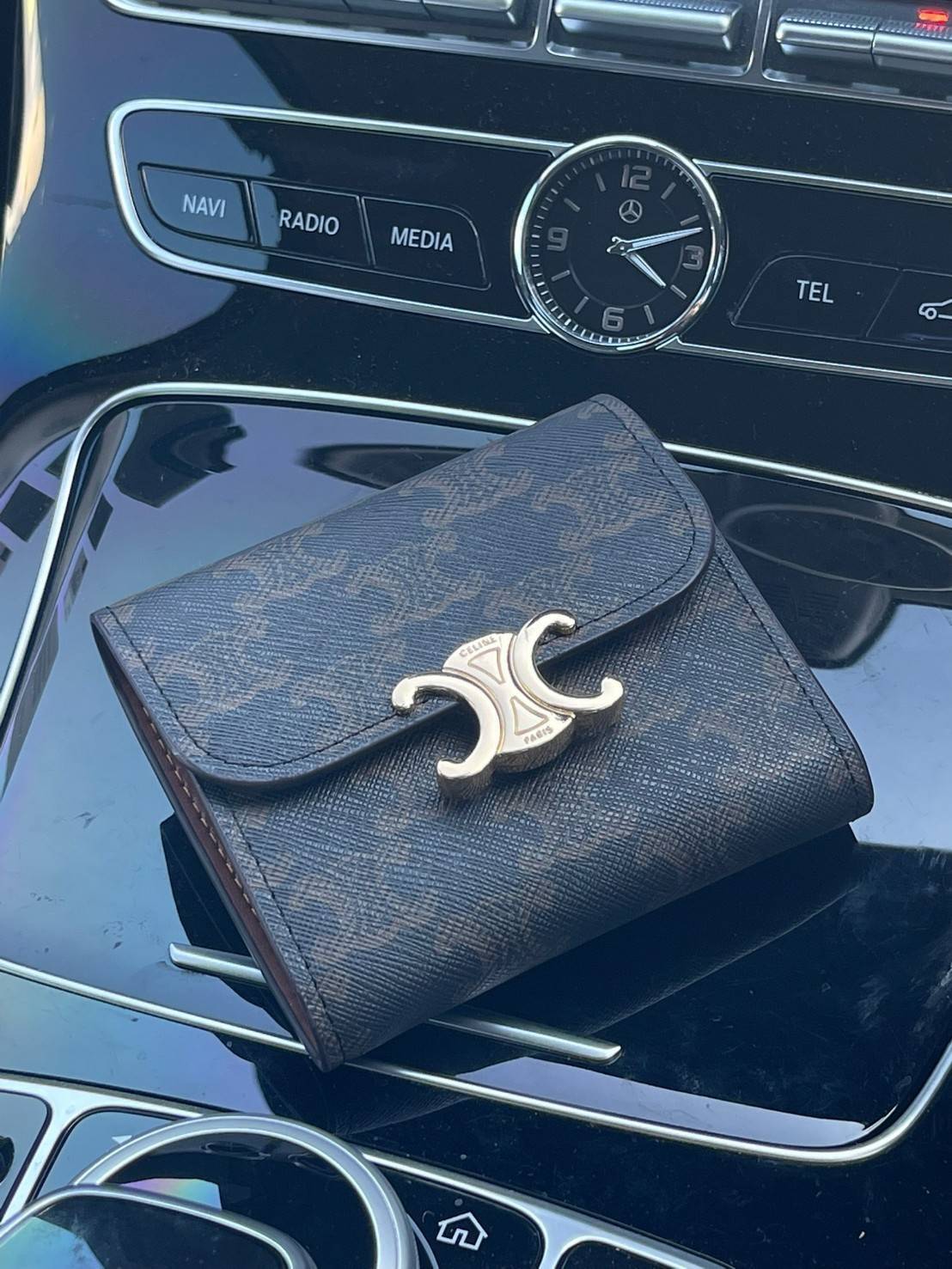 CELINE SMALL TRIOMPHE WALLET IN TRIOMPHE CANVAS กระเป๋าสตางค์ผู้หญิงทรงสั้นดีไซน์สวยงามหรูหรา ออกแบบให้เป็นทรงพับ เปิด-ปิดด้วยกระดุมที่สามารถปรับขยายขนาดกระเป๋าได้เมื่อใส่ของเยอะ ภายในแบ่งเป็น 3 พับ มีฟังก์ชั่นการใช้งานที่ครบครัน คือ ช่องใส่ธนบัตร ช่องใส่