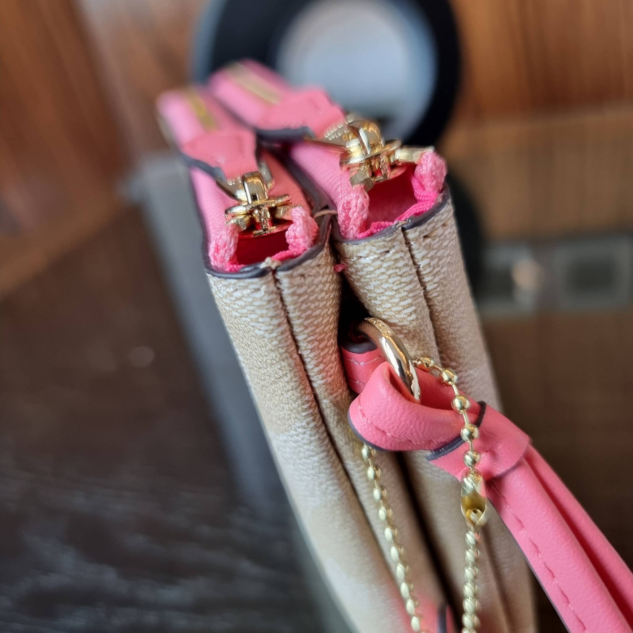 COACH F87591 DOUBLE CORNER ZIP WALLET IN SIGNATURE COATED CANVAS คล้องมือรุ่น 2 ซิป!! มาแล้วจ้า 🌟🤗 ไซส์นี้คือเหมาะมือจริงๆ พกง่ายเช่นเคย ไม่ต้องกังวลว่าจะเกะกะหรือกินพื้นที่กระเป๋าหลัก วัสดุหนังแคนวาสเคลือบลาย มีช่องหลักแยก 2 ช่อง ภายในบุผ