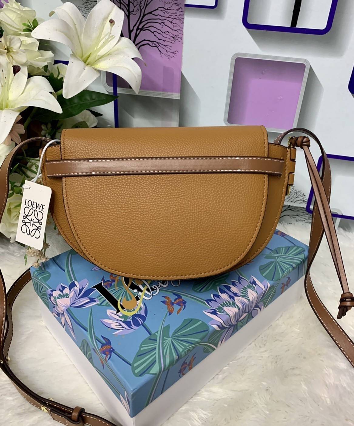 LOEWE Small Leather Gate Crossbody Bag VIP GIFT WITH PURCHASE (GWP) กระเป๋าถือหรือสะพาย Limited จาก LOEWE DUTYFREE COUNTER วัสดุ Canvas & Leather Calfskin หนังแท้ รูปทรงทันสมัย น้ำหนักเบามากค่ะ มาพร้อมสายสะพายยาวสามารถปรับระดับได้ เป็นอีกหนึ่งรุ่นฮิตกันมา