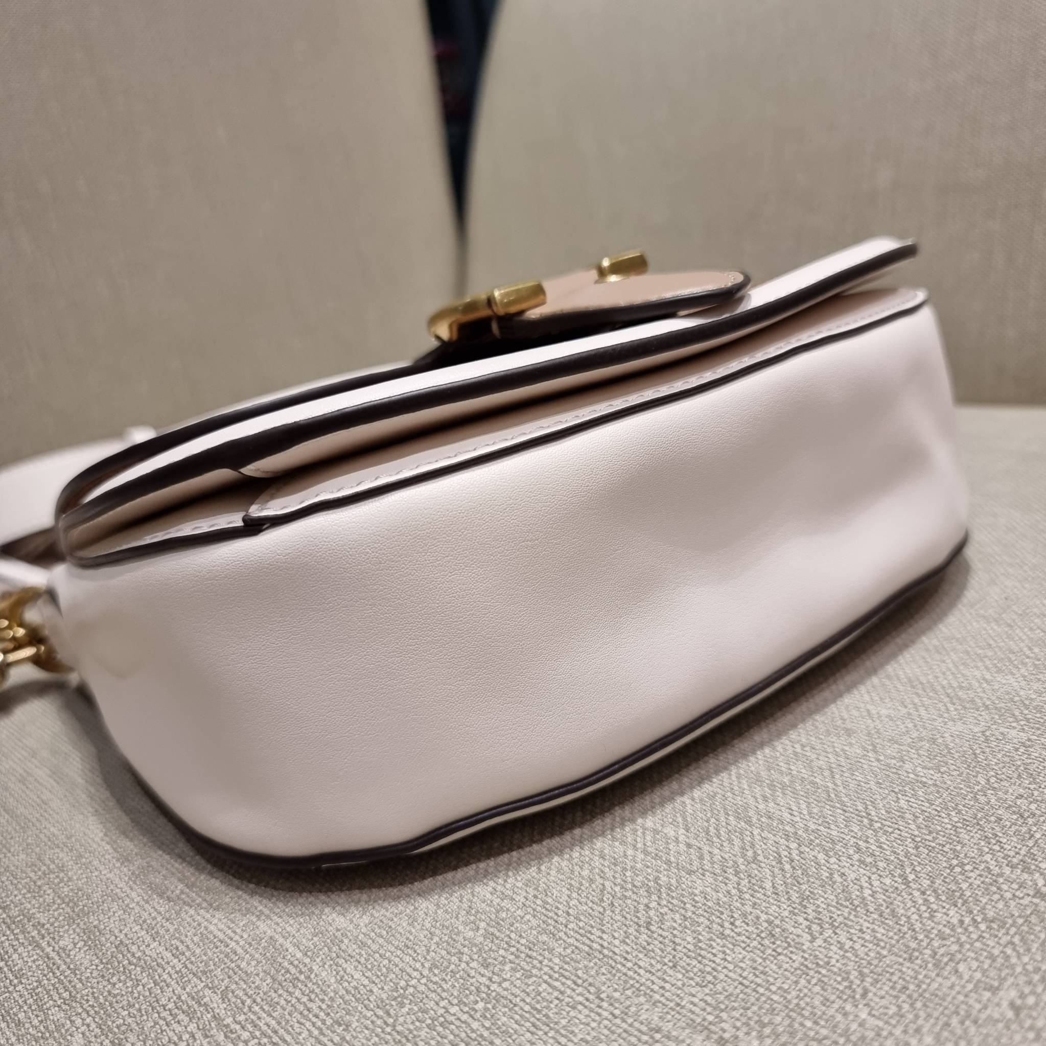 COACH C3837 BEAT SADDLE BAG WITH HORSE AND CARRIAGE PRINT The best item! ที่สาวๆรอคอย! ฮอตไฟลุก! สีหายาก ละมุนคุณหนู คอลเลคชั่นใหม่ ดีไซน์หรูหรา พิเศษมากๆมาพร้อมสายสะพาย 2 เส้น ใช้คู่กันหรือแยกสะพายก็สวยครบสูตร กระเป๋าสะพายทรง saddle คลาสสิค เปิด-ปิดด้วยก