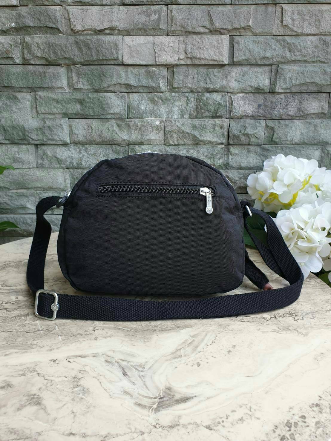 Kipling nylon shoulder bag รุ่น ( K15313 ) >>พร้อมส่งค่ะกระเป๋าสะพายข้างรุ่นใหม่ล่าสุด วัสดุไนล่อน กันน้ำ บุด้วยนวมที่ฐานกระเป๋าเพิ่มความนุ่ม >>รูปทรงสวย ขนาดกระทัดรัด มีช่องกระเป๋าด้านหน้าใส่ของจุกจิกหนึ่งช่อง >>มีช่องซิปหลักนะค่ะ ด้านใ