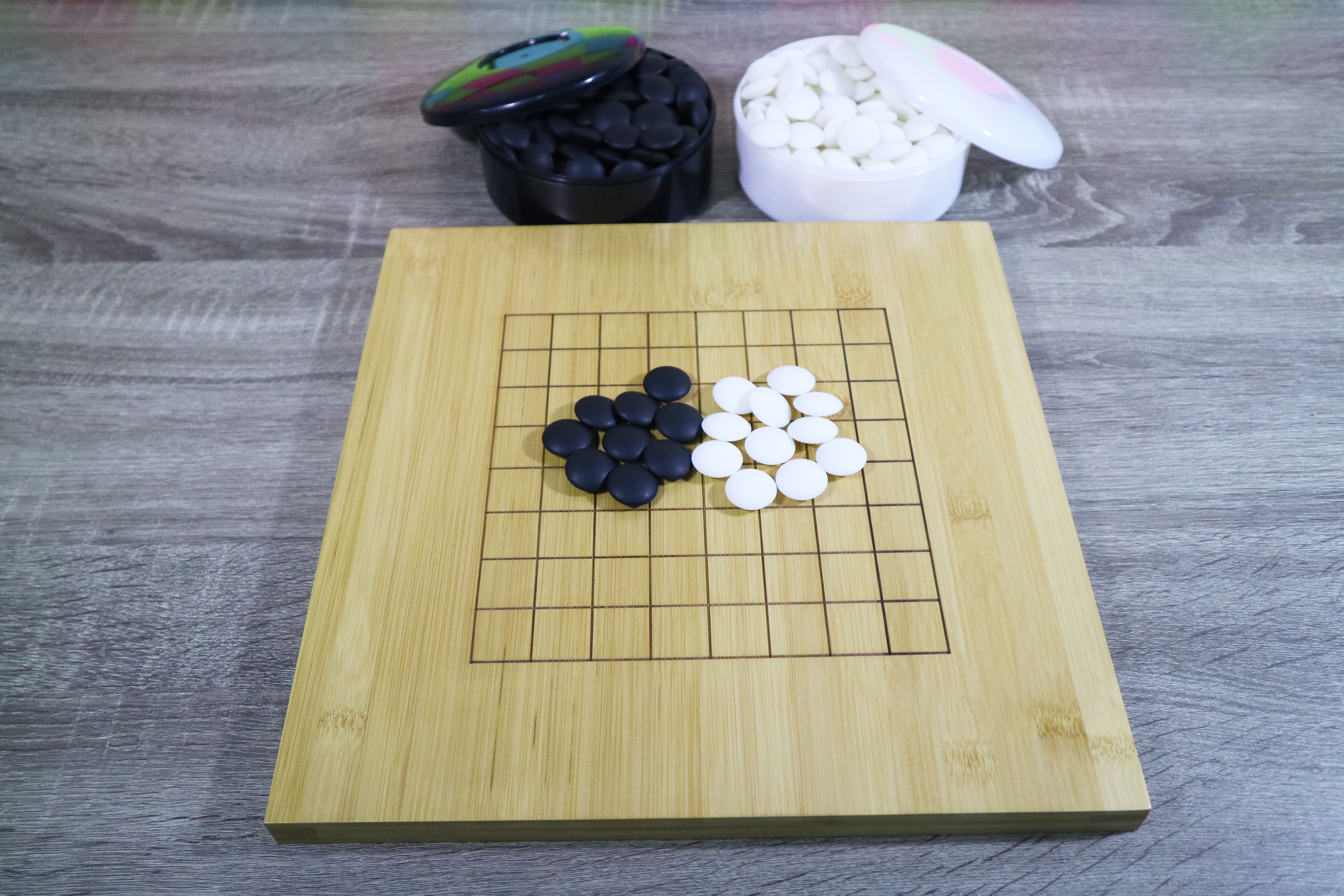 ชุดหมากล้อมกระดานไม้กระดาน9เส้นและ13เส้นพร้อมเม็ดหมากล้อมเมลามีนพร้อมโถพลาสติกทรงกลม