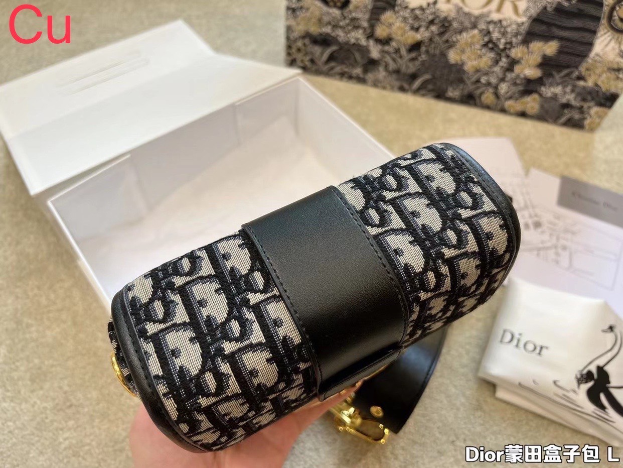 DIOR 30 Montaigne Box Bag / DIOR BAG พร้อมส่ง กระเป๋าสะพายดิออร์ เอกลักษณ์ของความหรู ไซส์มินิทรงสี่เหลี่ยมสวยหรูอยู่ทรงเปิดปิดด้วยฝาปิดโลโก้แบรนด์อะไหล่ทอง