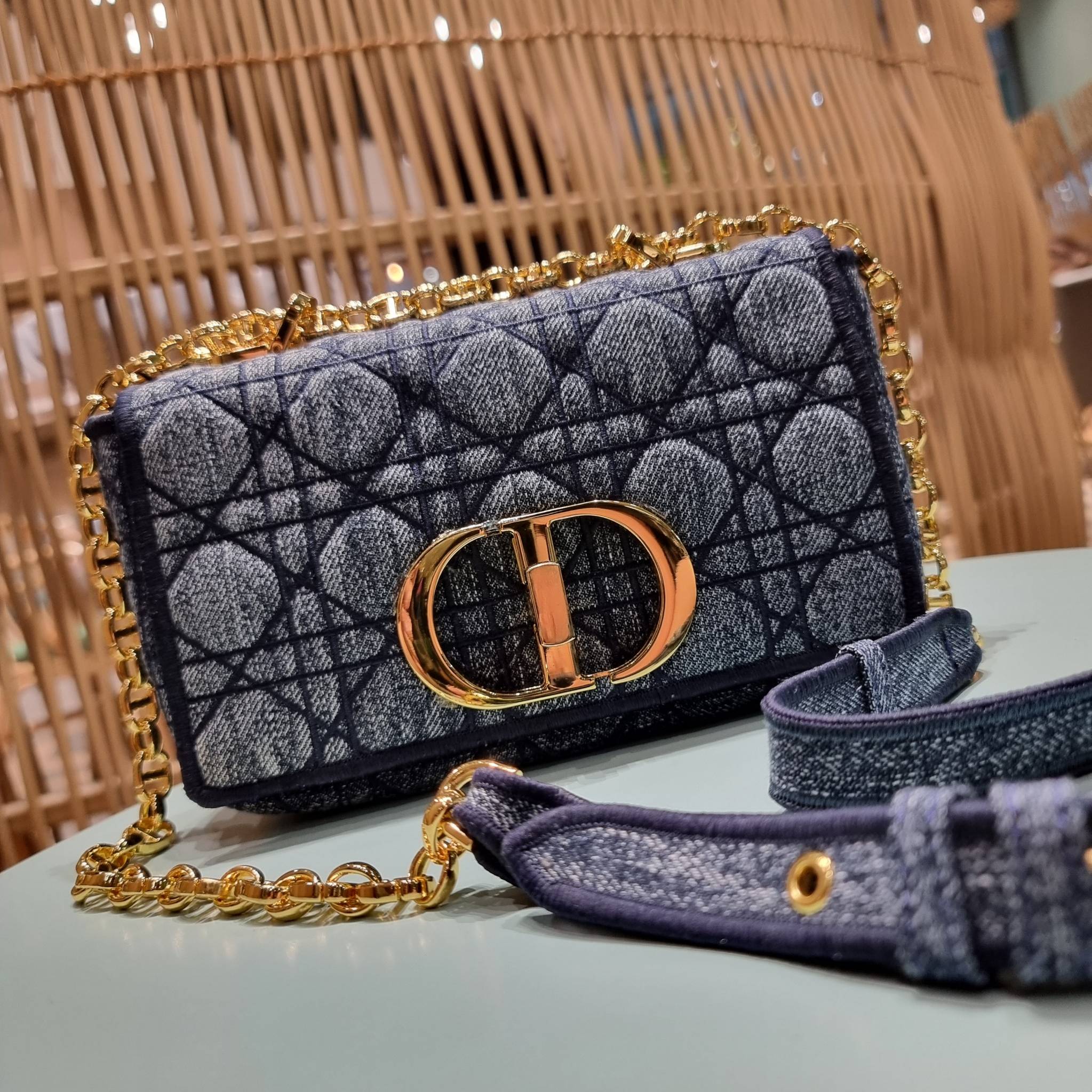 VIP CD SMALL CARO SHOULDER BAG / DIOR CARO / Dior Cruise 2021 Bag กระเป๋าสะพายข้างทรงสวย ดีไซน์ย้อนยุค ที่รอบนี้โดดเด่นเป็นเอกลักษณ์มากๆ ดีไซน์สีเดนิมคลาสสิค เปิด-ปิดด้วยอะไหล่บิดล็อค หรูหรา ใช้งานง่าย วัสดุผ้าเดนิมทนทาน ภายในเป็นช่องโล่ง มีช่องย่อย ด้านห