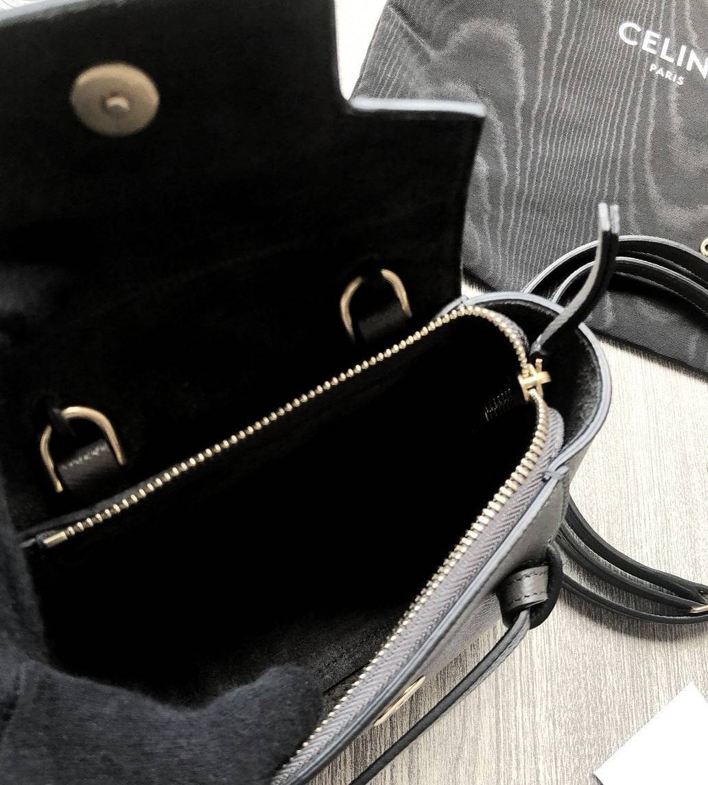 CELINE HANDLE AND CROSSBODY BAG VIP GIFT WITH PURCHASE (GWP) กระเป๋าถือและสะพายพรีเมี่ยมกิ๊ฟ Limited Edition จาก CELINE HAUTE PARFUME DUTYFREE COUNTER หนัง Saffiano ดีไซน์ยอดนิยมหนังสวยอยู่ทรงดูแลรักษาง่าย เปิดปิดด้วยฝาปิด Belt ด้านหน้ามีโลโก้แบรนด์ภายในโ