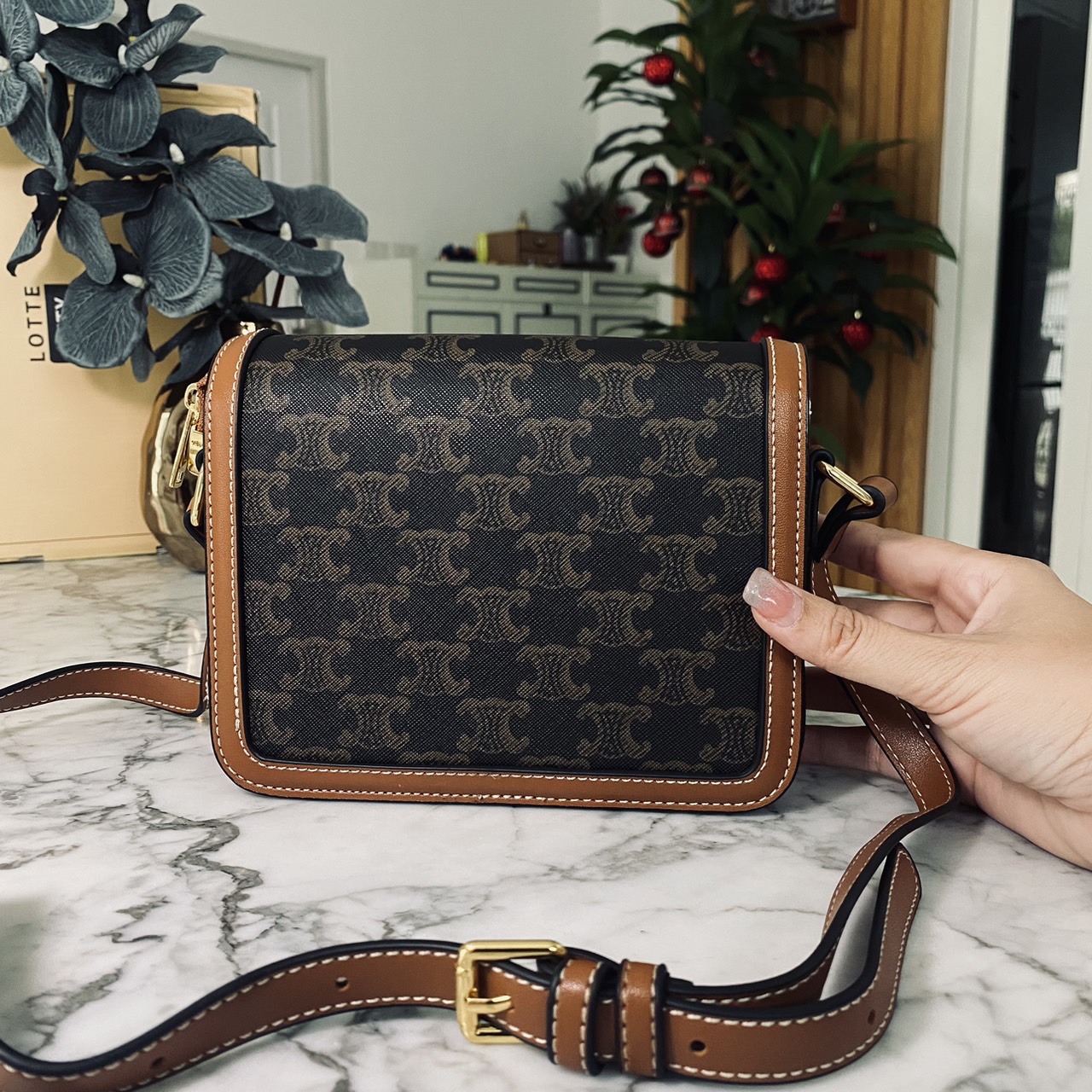 CELINE Teen Triomphe Bag 20cm กระเป๋าสะพายรุ่นยอดนิยม งานสวยอยู่ทรง ไม่มีไม่ได้เลยกับไอเท็มสุดคลาสสิค เนเชอรัลโทน ดูดี ดูแพง -- รับตัวแทนกระเป๋า