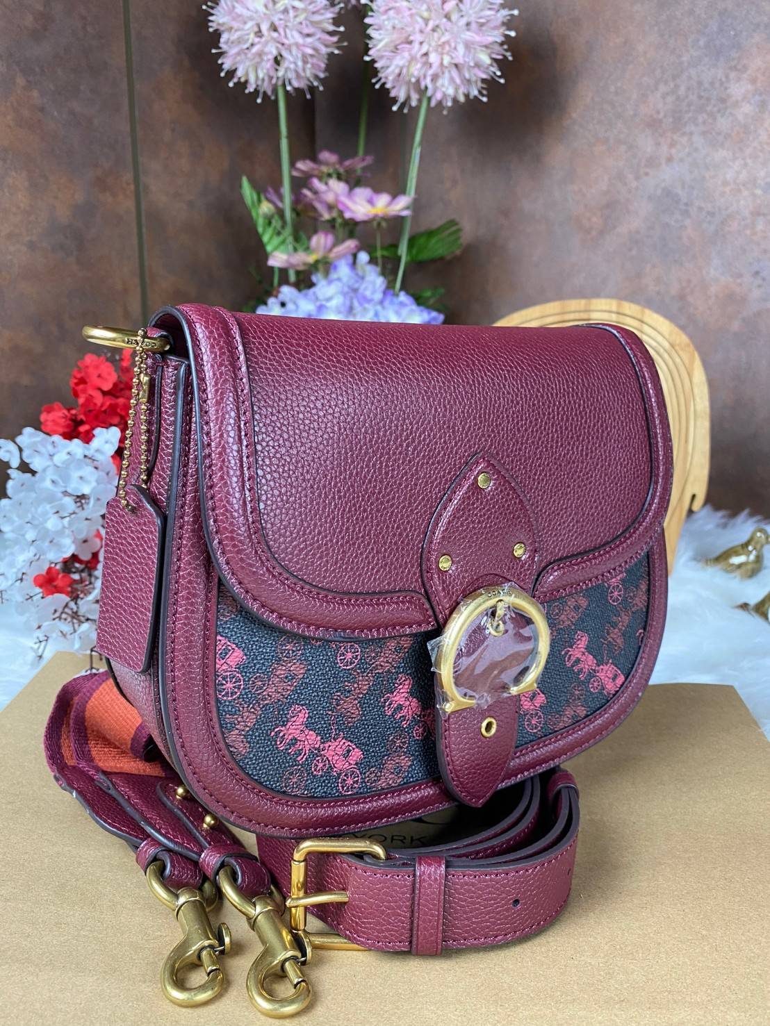 COACH BEAT SADDLE BAG WITH HORSE AND CARRIAGE C0747 ฮอตไฟลุก! สีหายาก ละมุนคุณหนู คอลเลคชั่นใหม่ ดีไซน์หรูหรา พิเศษมากๆมาพร้อมสายสะพาย 2 เส้น ใช้คู่กันหรือแยกสะพายก็สวยครบสูตร กระเป๋าสะพายทรง saddle คลาสสิค เปิด-ปิดด้วยกระดุมแน่นหนา ภายในเป็นช่องโล่ง ใส่ข