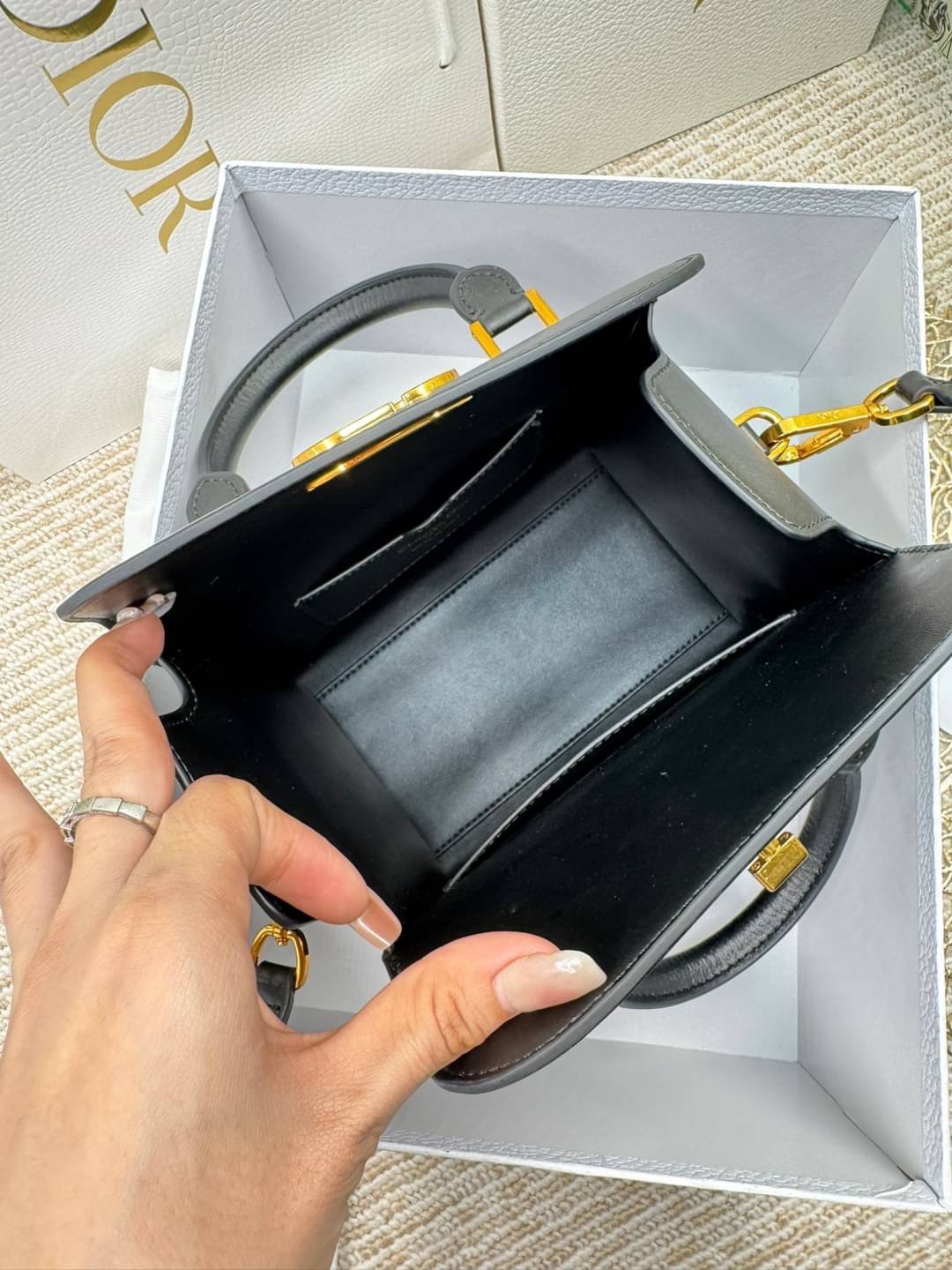 DIOR SMALL BOSTON BAG White Box Calfskin / DIOR Box Bag พร้อมส่ง กระเป๋าสะพายทรงกล่อง New for Winter 2023 คอลผู้ดี สวยหรู ตอบโจทย์และแมทช์ได้กับทุกลุคทุกสไตล์