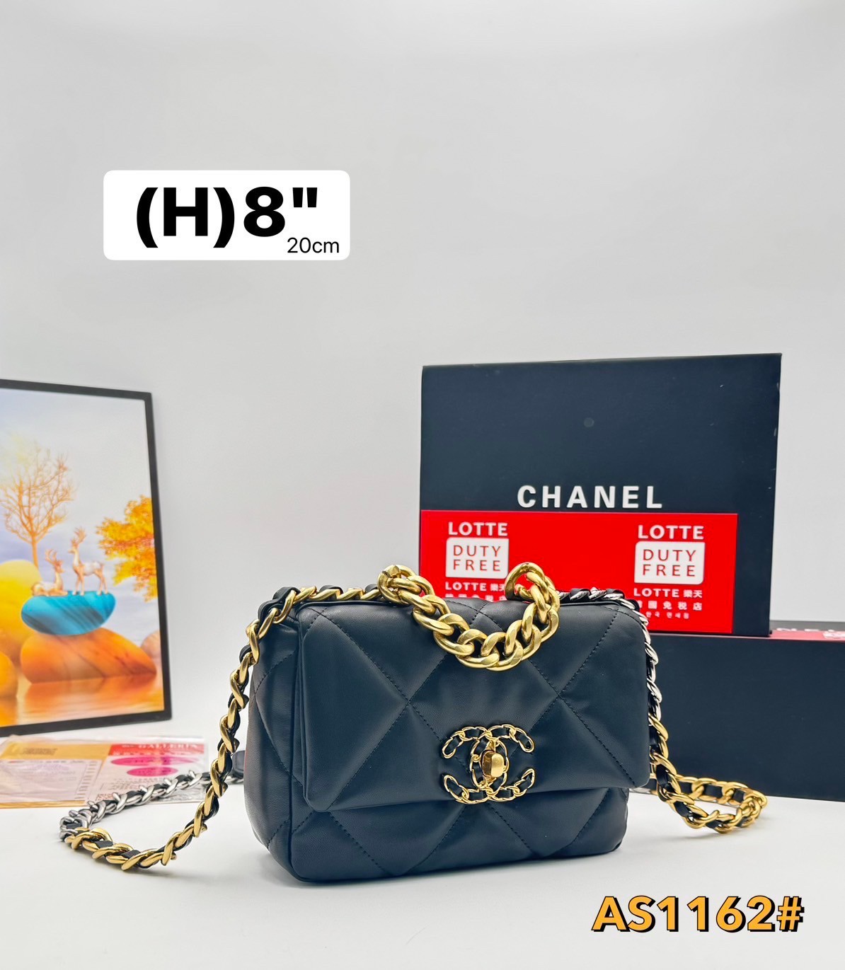 CHANEL 19 Handbag Flap Bag กระเป๋าสะพายรุ่นในตำนานที่เป็นลูกรักของสาวๆ ไปแล้ว คลาสสิกที่สุด ให้ลุคลูกคุณมั๊กมากกก งานหนังเรียบสวย หนังมีกลิ่นหอมฟุ้งตั้งแต่เปิดกล่อง หรูหราแบบไม่ต้องพูดเยอะ