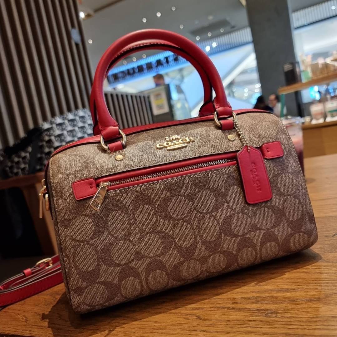 COACH F83607 ROWAN SATCHEL IN SIGNATURE CANVAS กระเป๋าทรงหมอนยอดฮิต คลาสสิคใช้งานได้ไม่มีเบื่อ มาครบสีขายดี ด้วยรูปทรงสวยงาม และใช้งานได้อย่างกระฉับกระเฉง วัสดุหนังแคนวาสเคลือบลาย ทนทาน ภายในโล่งกว้าง มีช่องซิปและแบ่งสัดส่วนได้ลงตัว บอกเลยว่าสาวๆพลาดไม่ได