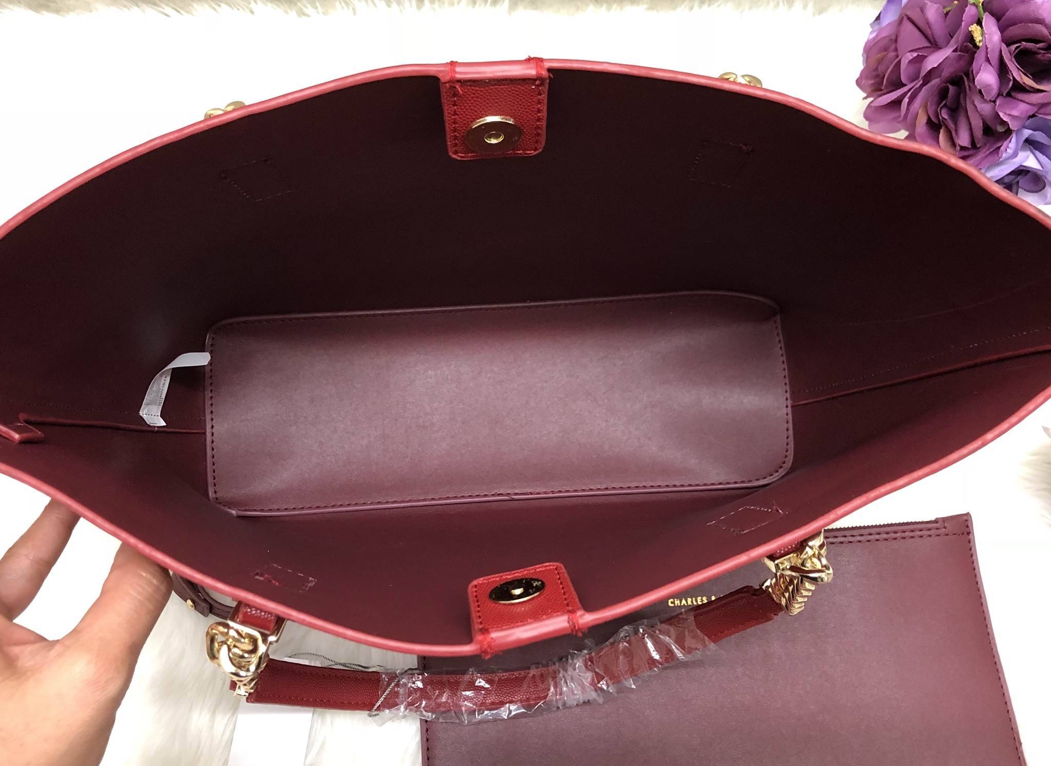 New in CHARLES & KEITH TOTE BAG ลับมาอีกครั้งกับรุ่นขายดี กระเป๋าถือหรือสะพายไหล่ ลายหนังซาฟเฟียโน่ แบบเรียบหรู ดูดีนะค่ะ หูหิ้วเป้นสายโซ่ต่อหนัง ปากกกระเป๋าเปิดปิดแบบแม่เหล้ก ด้านในโล่งกว้างใส่ของจุ รุ่นนี้มาพร้อมกระเป๋าขนาดกลางแบบซิปถอดออกแยกใช้งานได้อี