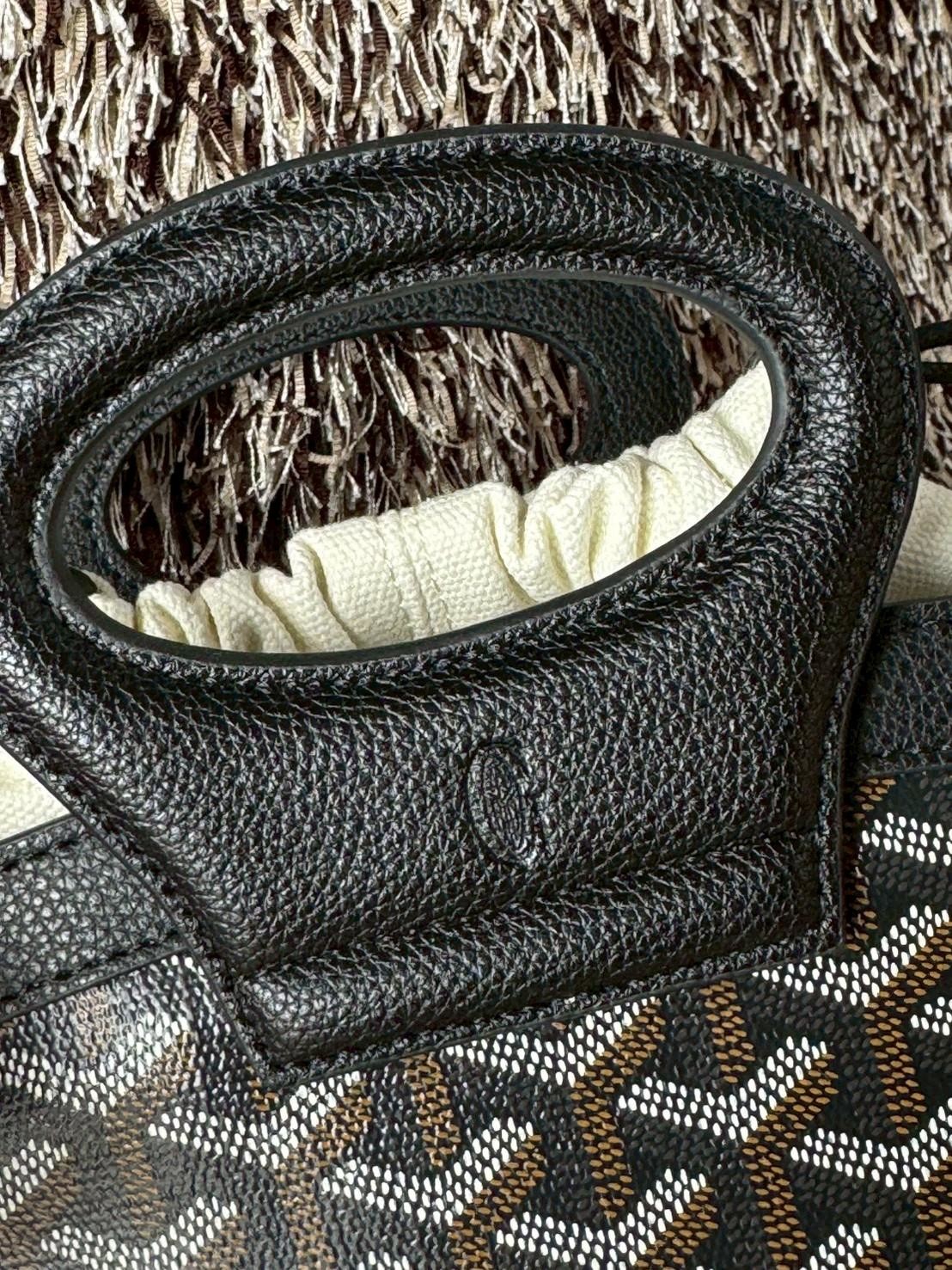 Goyard Beluga Mini Bag กระเป๋าสะพายทรงบัคเก็ต หูจับในตัว ภายในเป็นเชือกรูด น่ารักเกินต้าน เหมาะมากกับสาวๆสายแต่งตัวน่ารัก ขนาดกำลังพอดีไม่เล็กไม่ใหญ่เกินไป ควรมีมากค่า