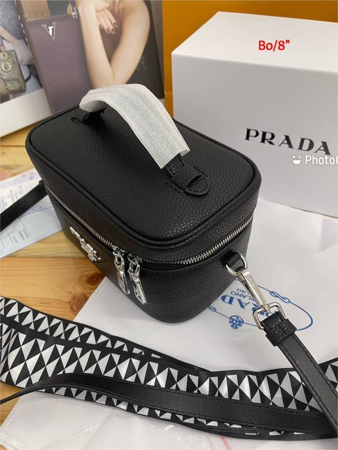 PRADA BOX Leather Shoulder Bag กระเป๋าทรงกล่อง ดีไซน์ยูนีค ไม่ซ้ำ สวยมีสไตล์ มีหูจับในตัว และสายสะพายข้างมาให้ ภายในเป็นช่องโล่ง จัดไปเท่ก่อนใครได้เลย